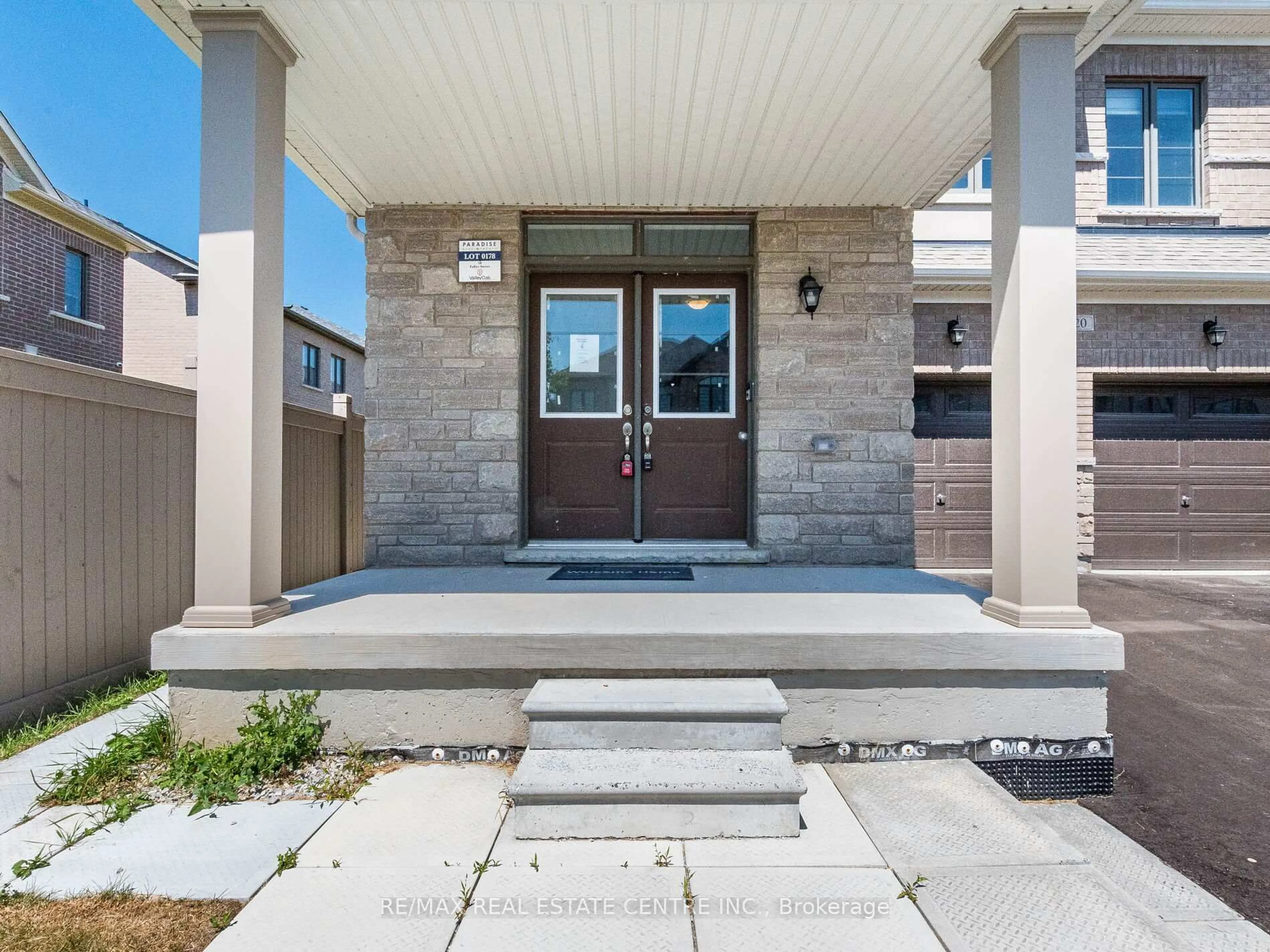 Indoor entryway for 20 Fuller St, Brampton Ontario L6X 5S3