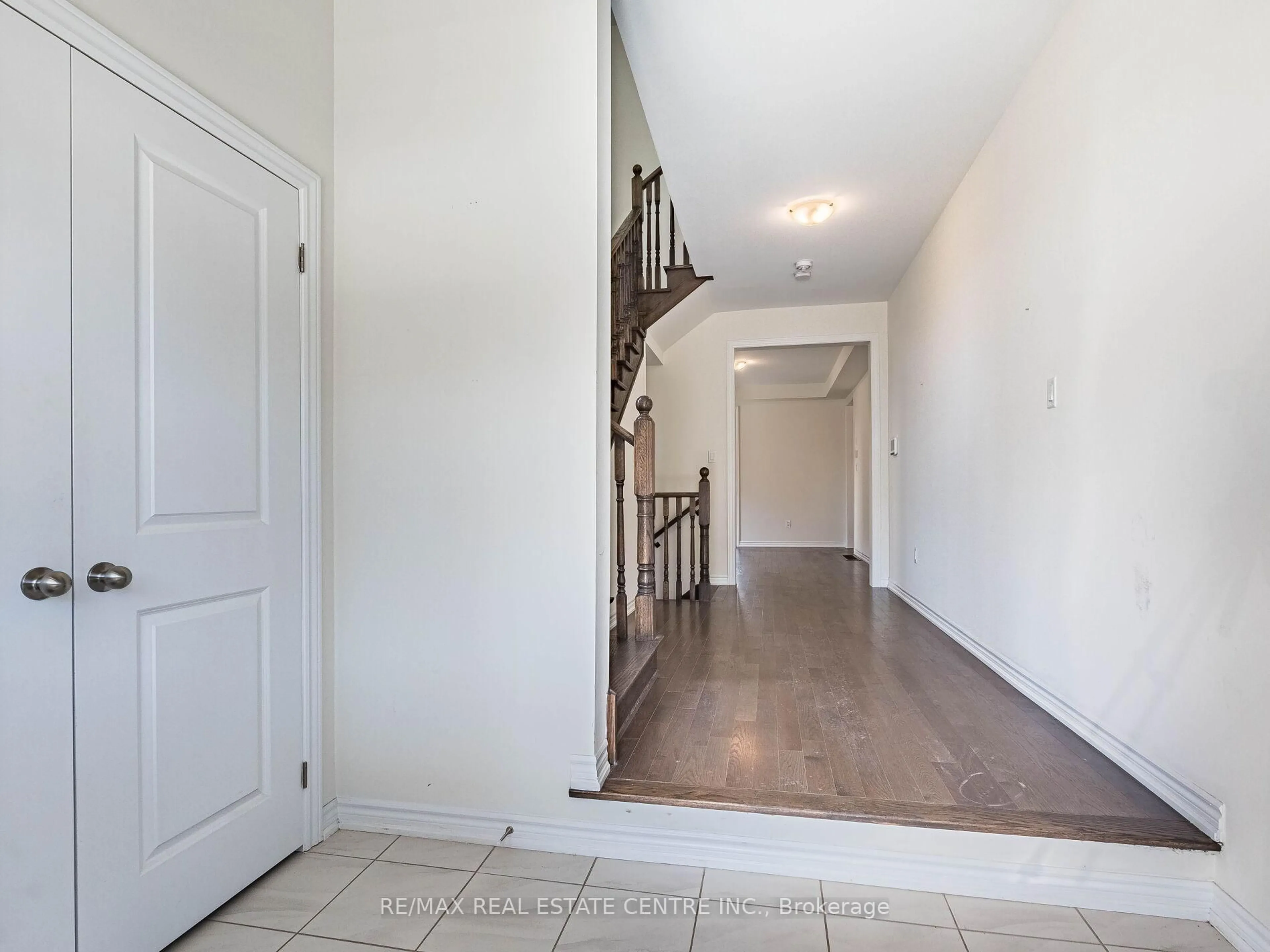 Indoor entryway for 20 Fuller St, Brampton Ontario L6X 5S3