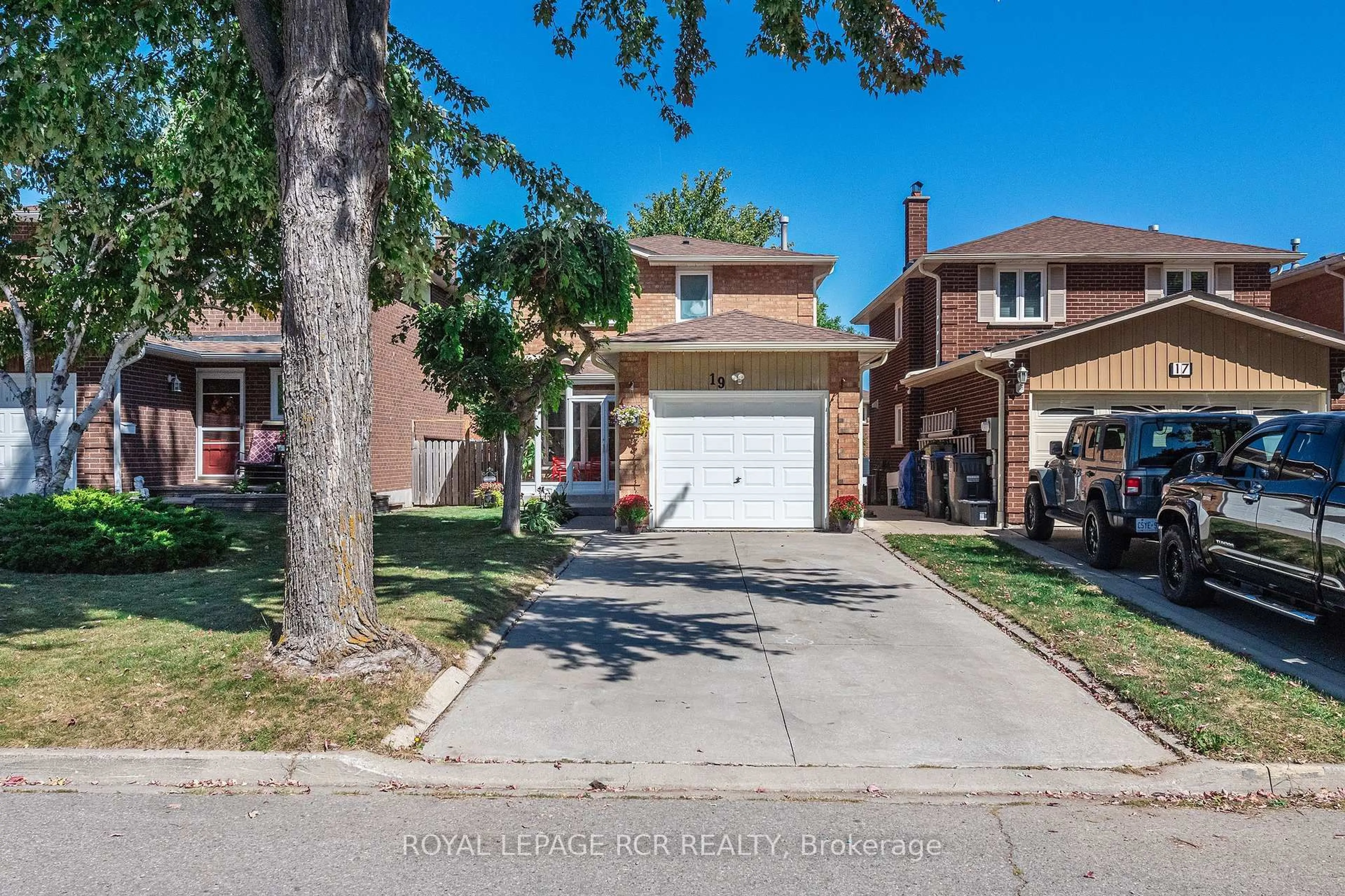 Home with brick exterior material, street for 19 Shenstone Ave, Brampton Ontario L6Z 2Y9