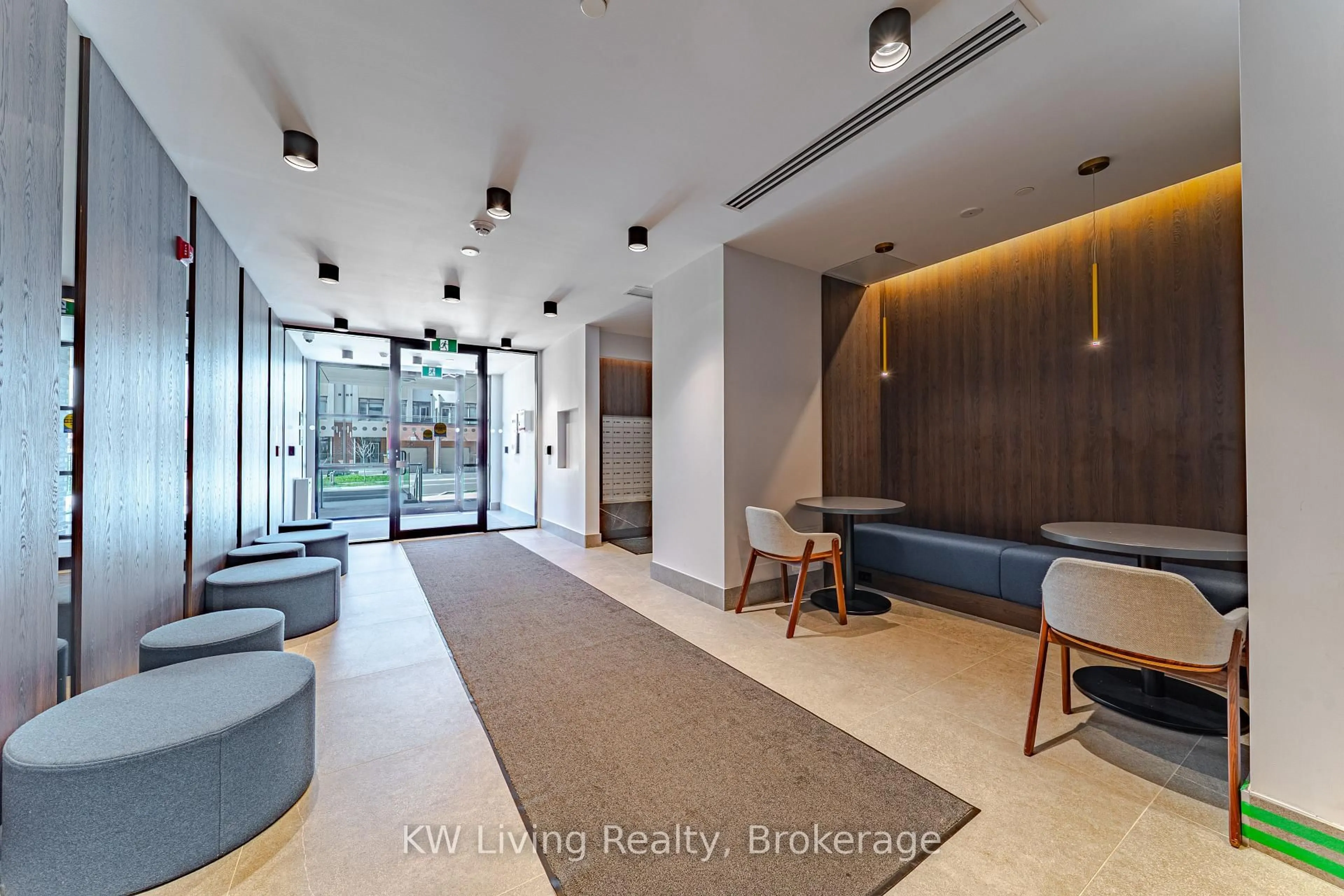 Indoor foyer for 1440 Clarriage Crt #602, Milton Ontario L9E 1B3