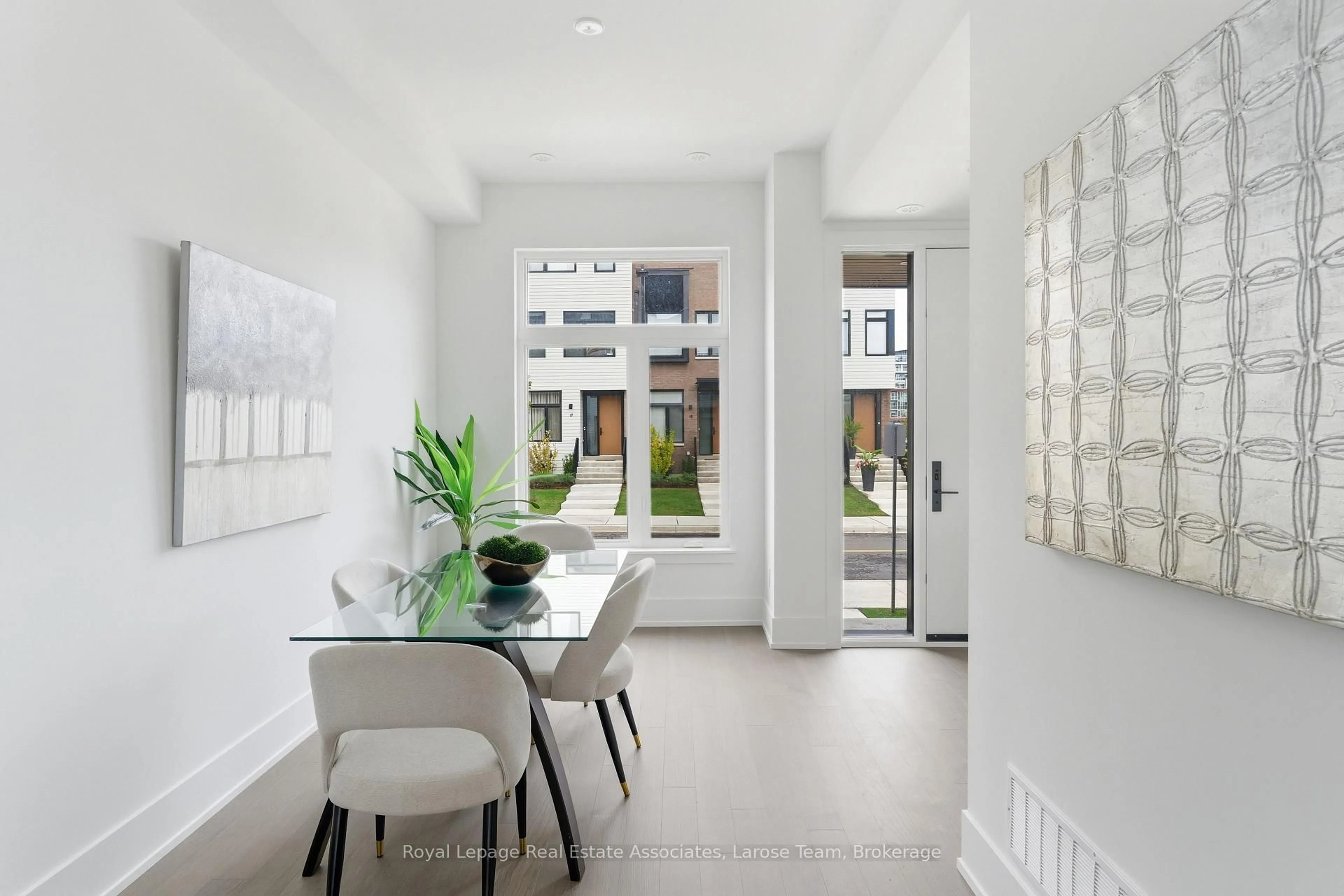 Dining room, ceramic/tile floor for 30 Lou Parsons Way #44, Mississauga Ontario L5H 0B2