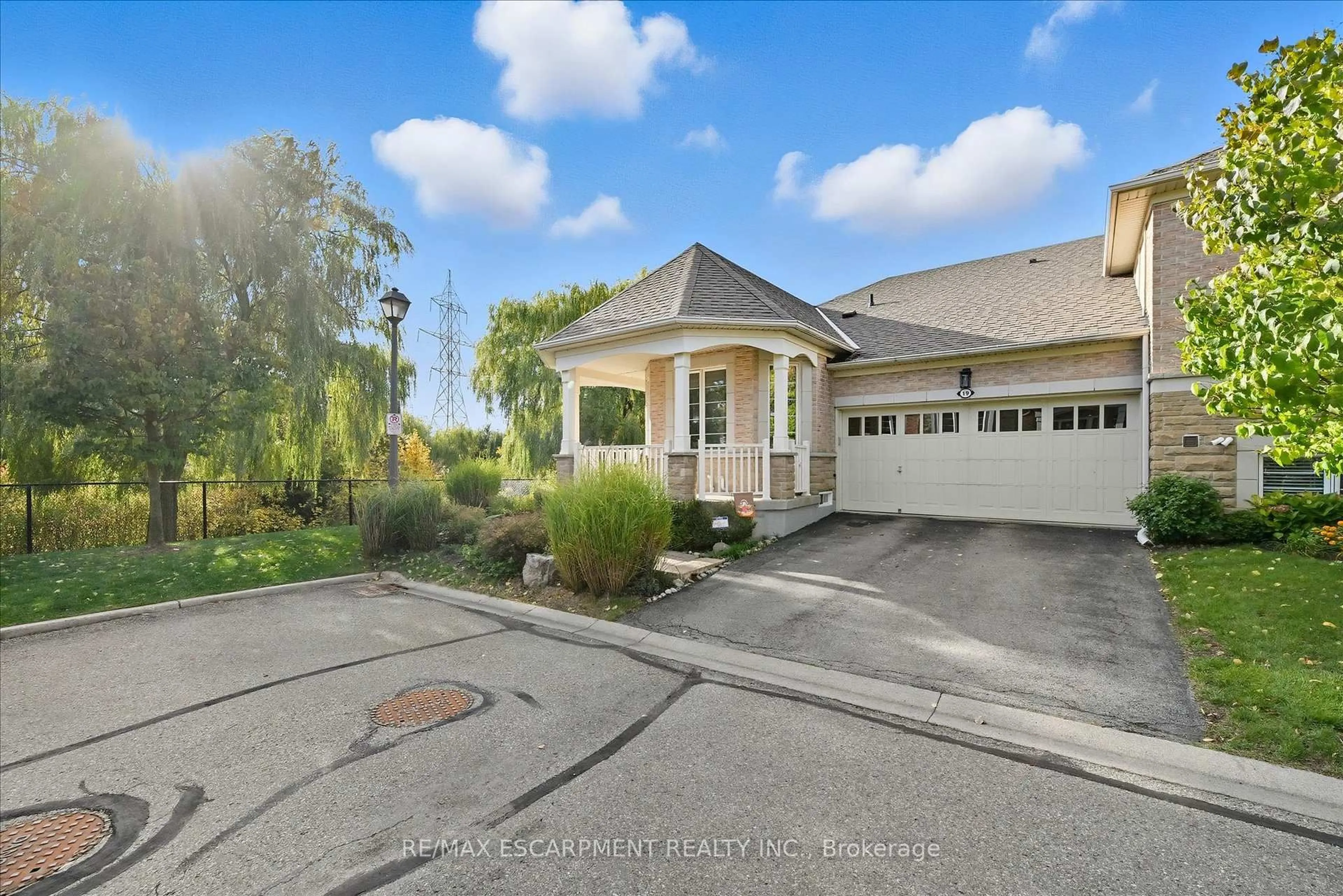 A pic from outside/outdoor area/front of a property/back of a property/a pic from drone, street for 4241 Sarazen Dr #19, Burlington Ontario L7M 5B7
