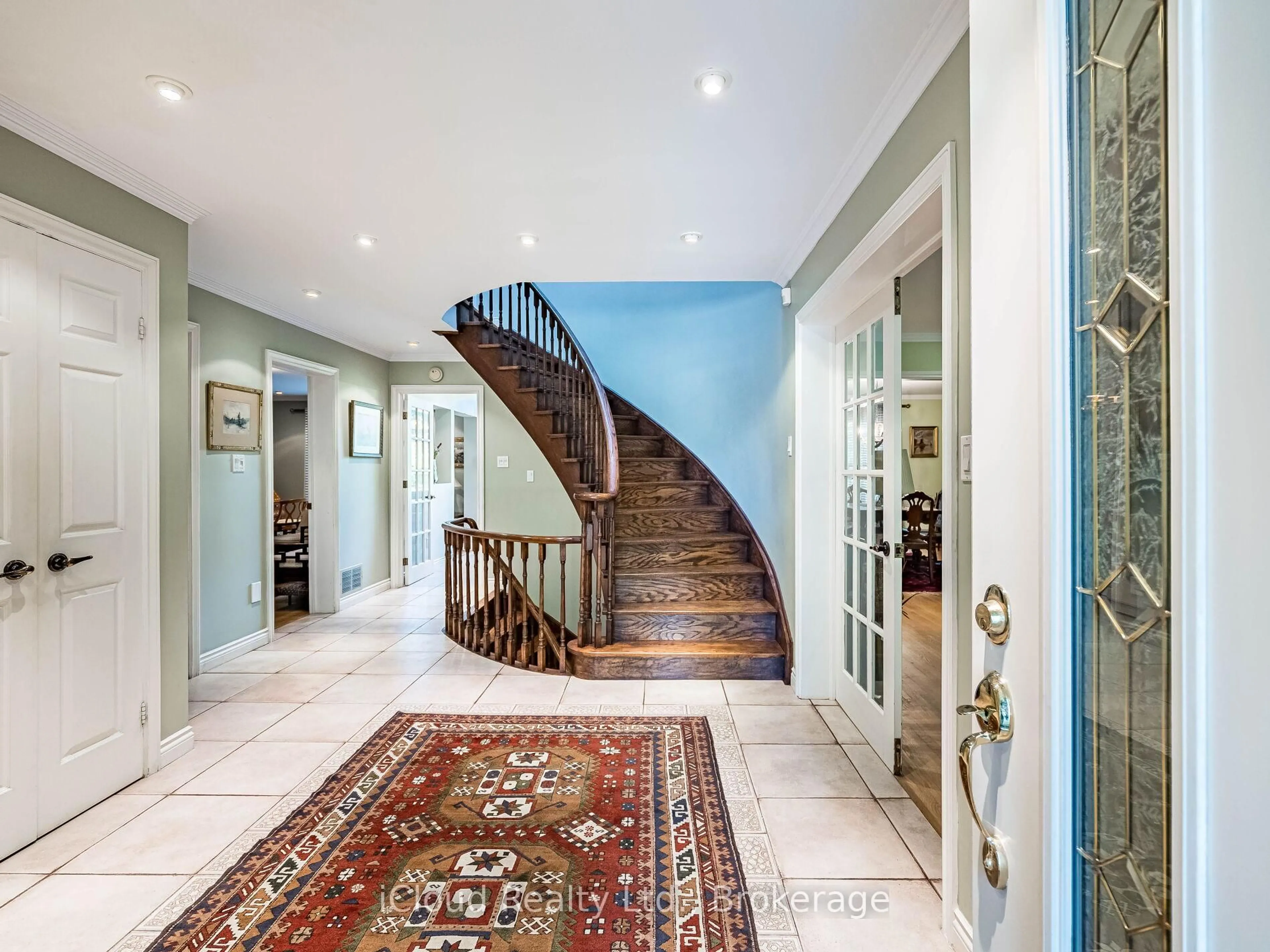 Indoor foyer for 1529 Ballyclare Dr, Mississauga Ontario L5C 1J4