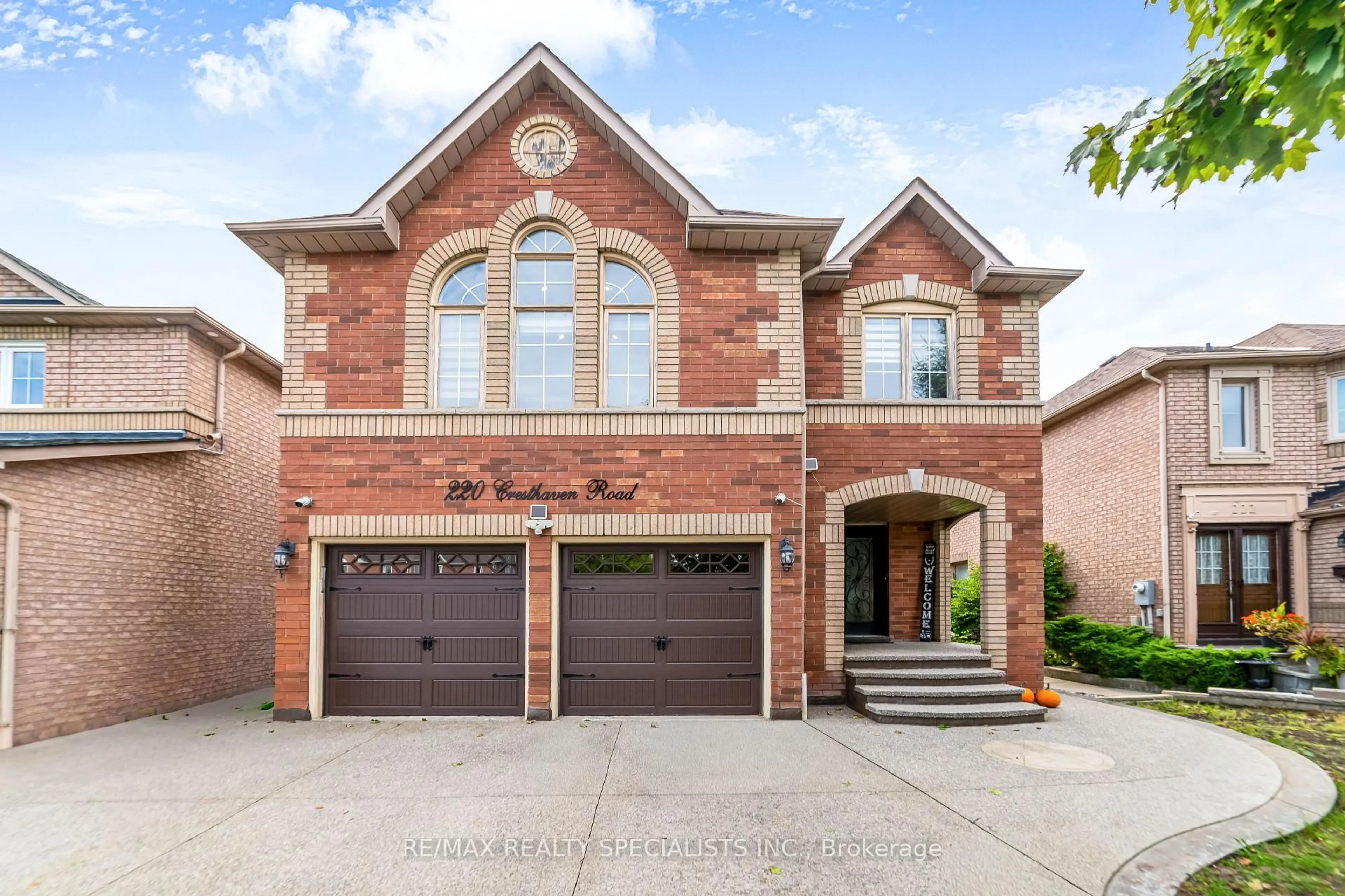 Home with brick exterior material, street for 220 Cresthaven Rd, Brampton Ontario L7A 1G5