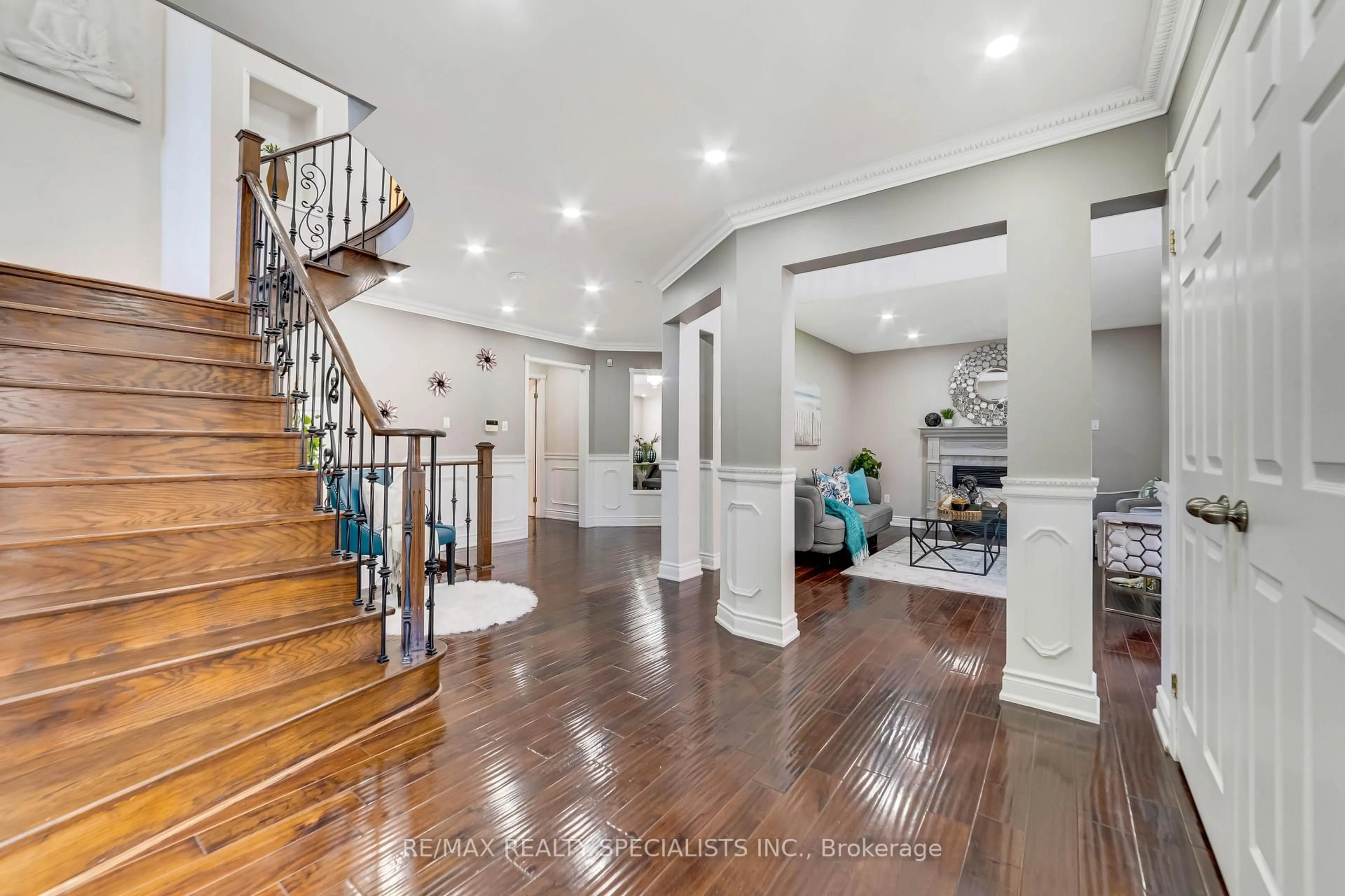 Indoor entryway for 220 Cresthaven Rd, Brampton Ontario L7A 1G5