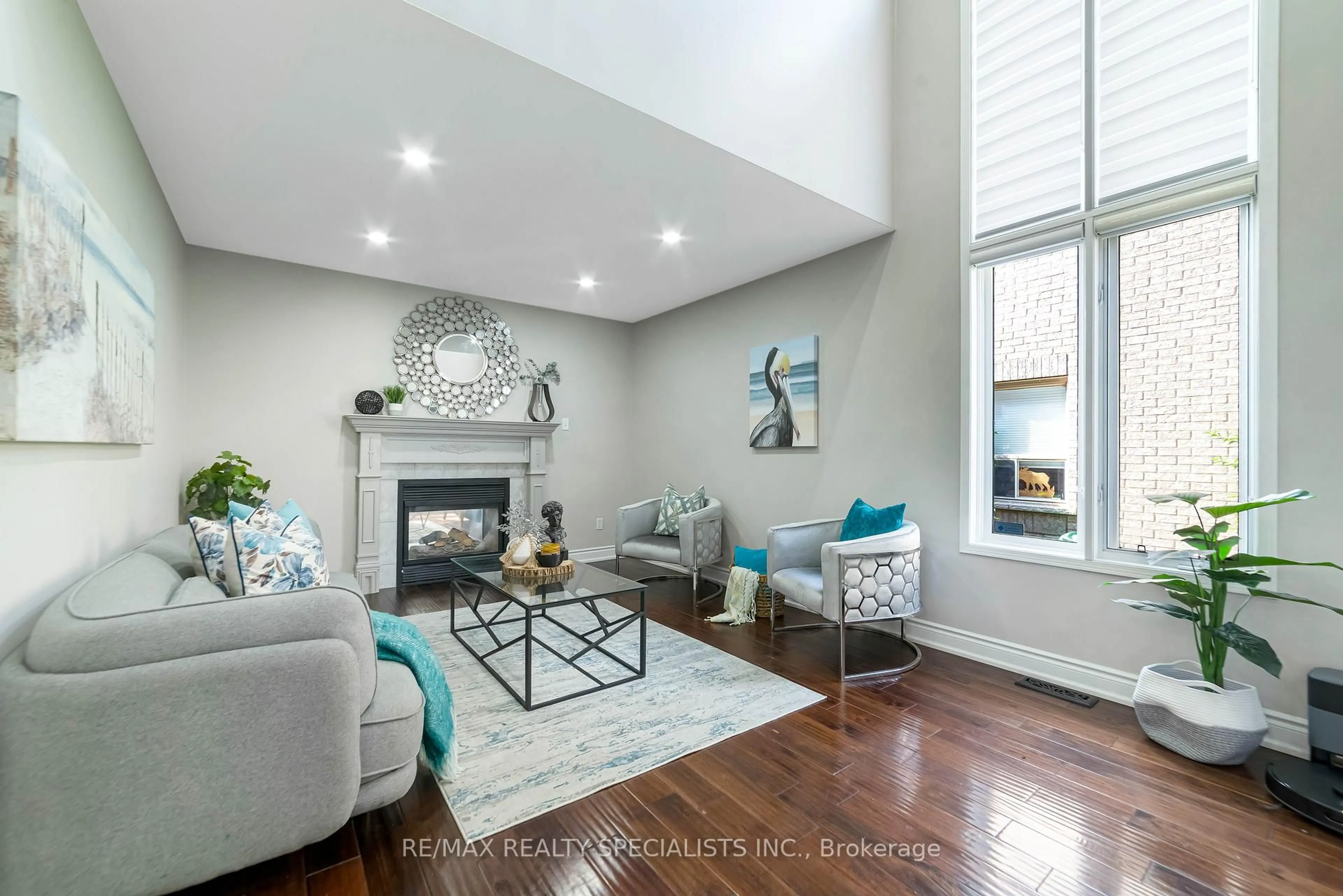 Living room with furniture, unknown for 220 Cresthaven Rd, Brampton Ontario L7A 1G5