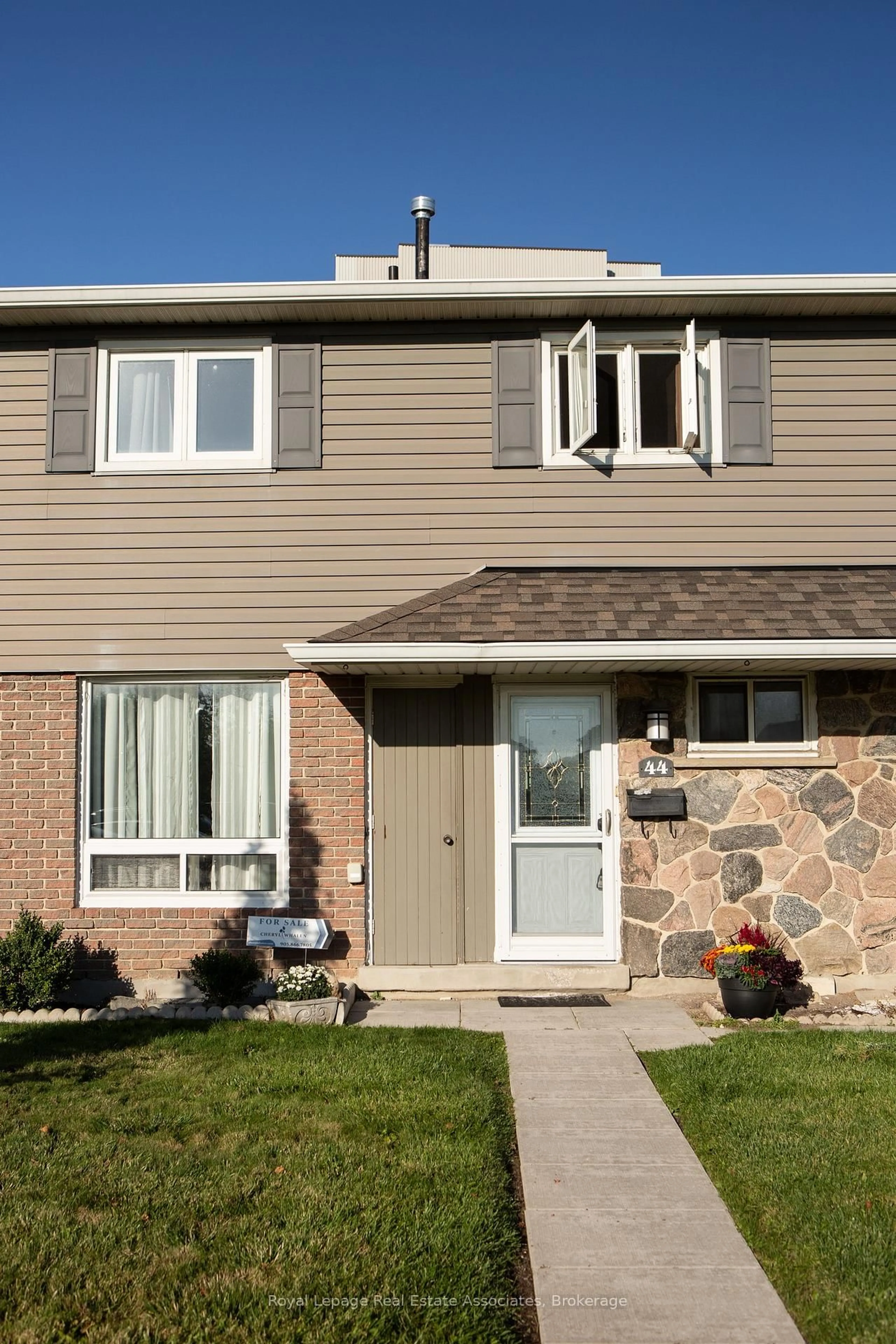 Home with vinyl exterior material, street for 44 Village Crt, Brampton Ontario L6W 1A6