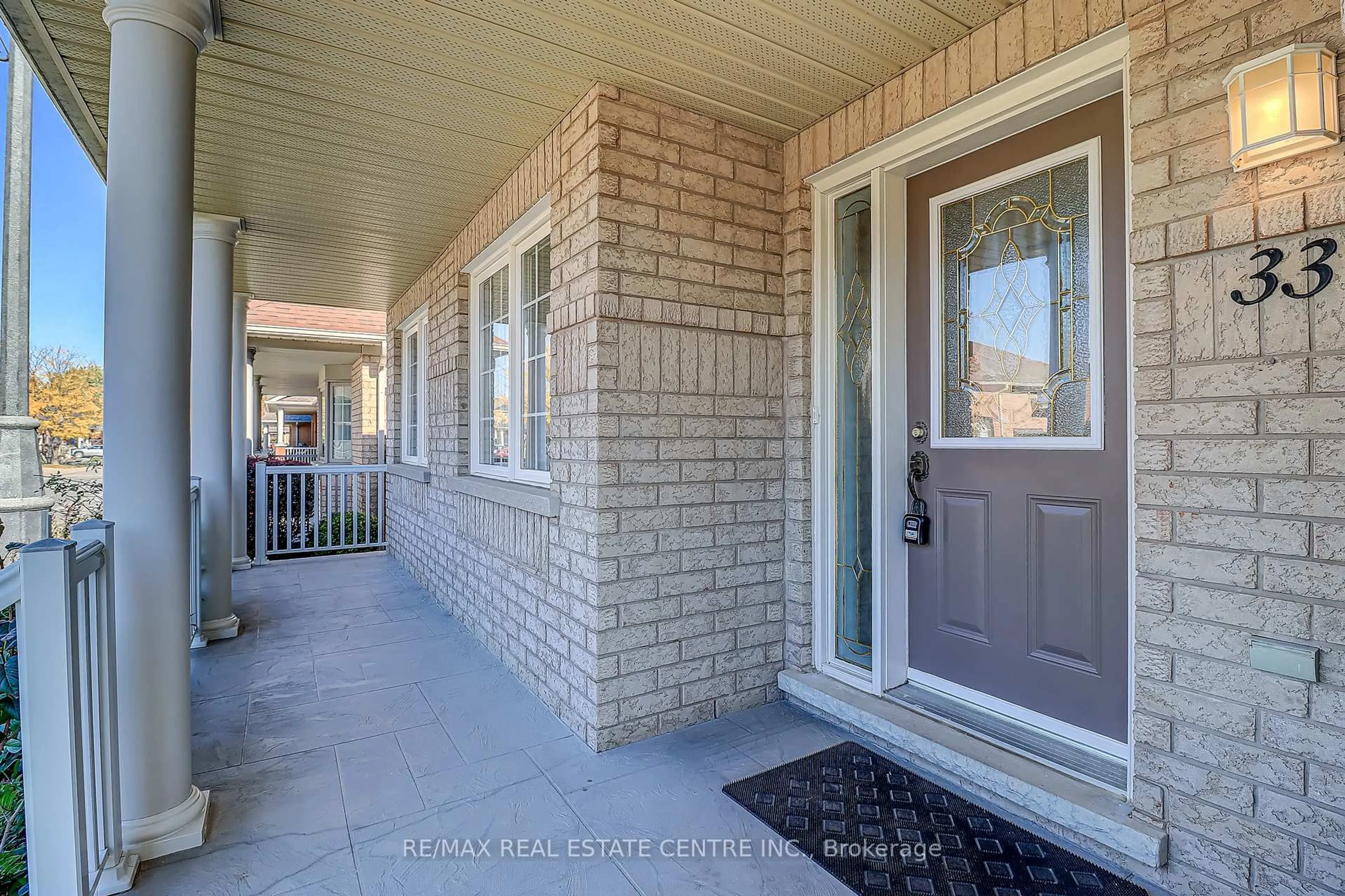 Indoor entryway for 33 Calliandra Tr, Brampton Ontario L6R 0S3