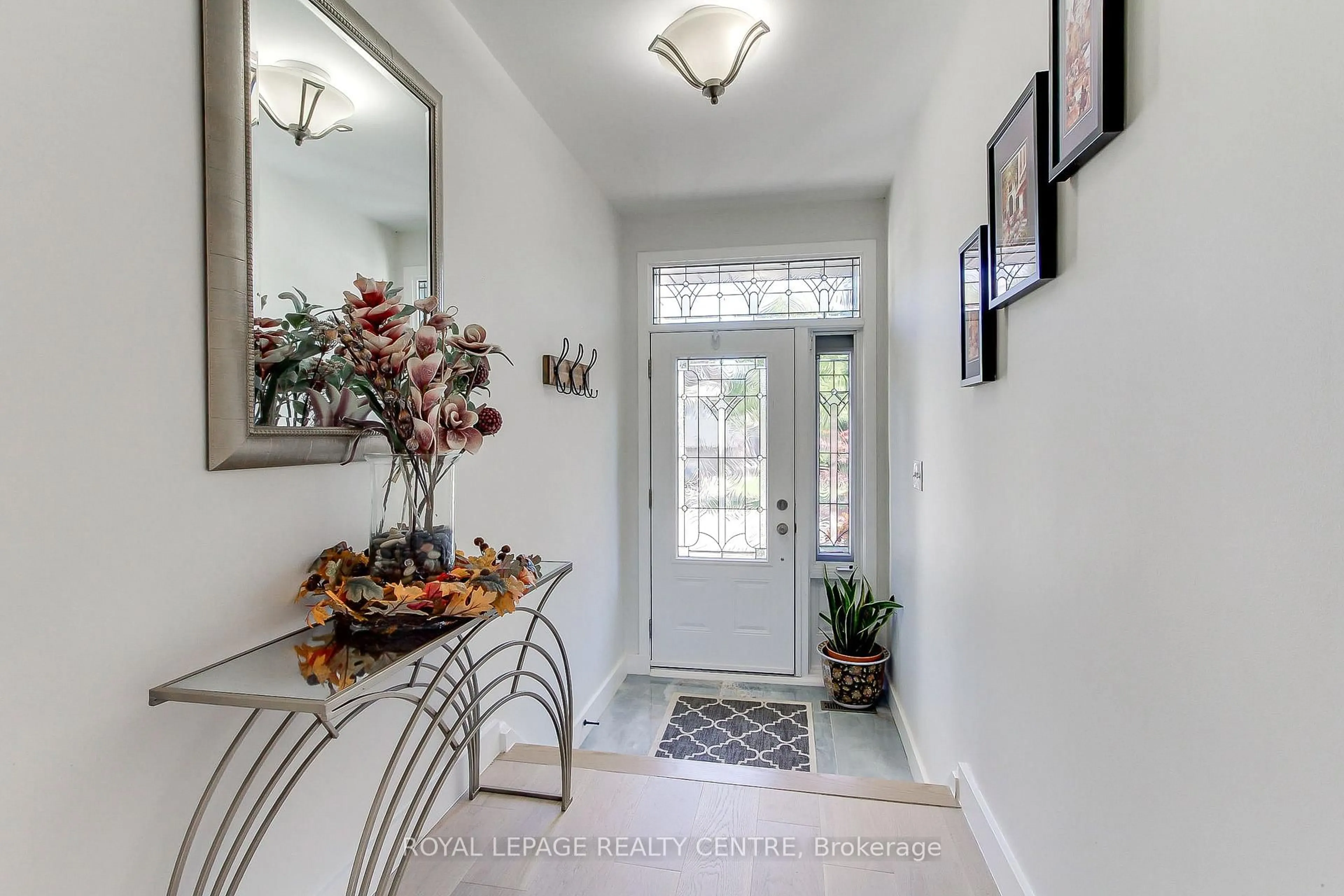 Indoor entryway for 2039 Davebrook Rd, Mississauga Ontario L5J 3M4