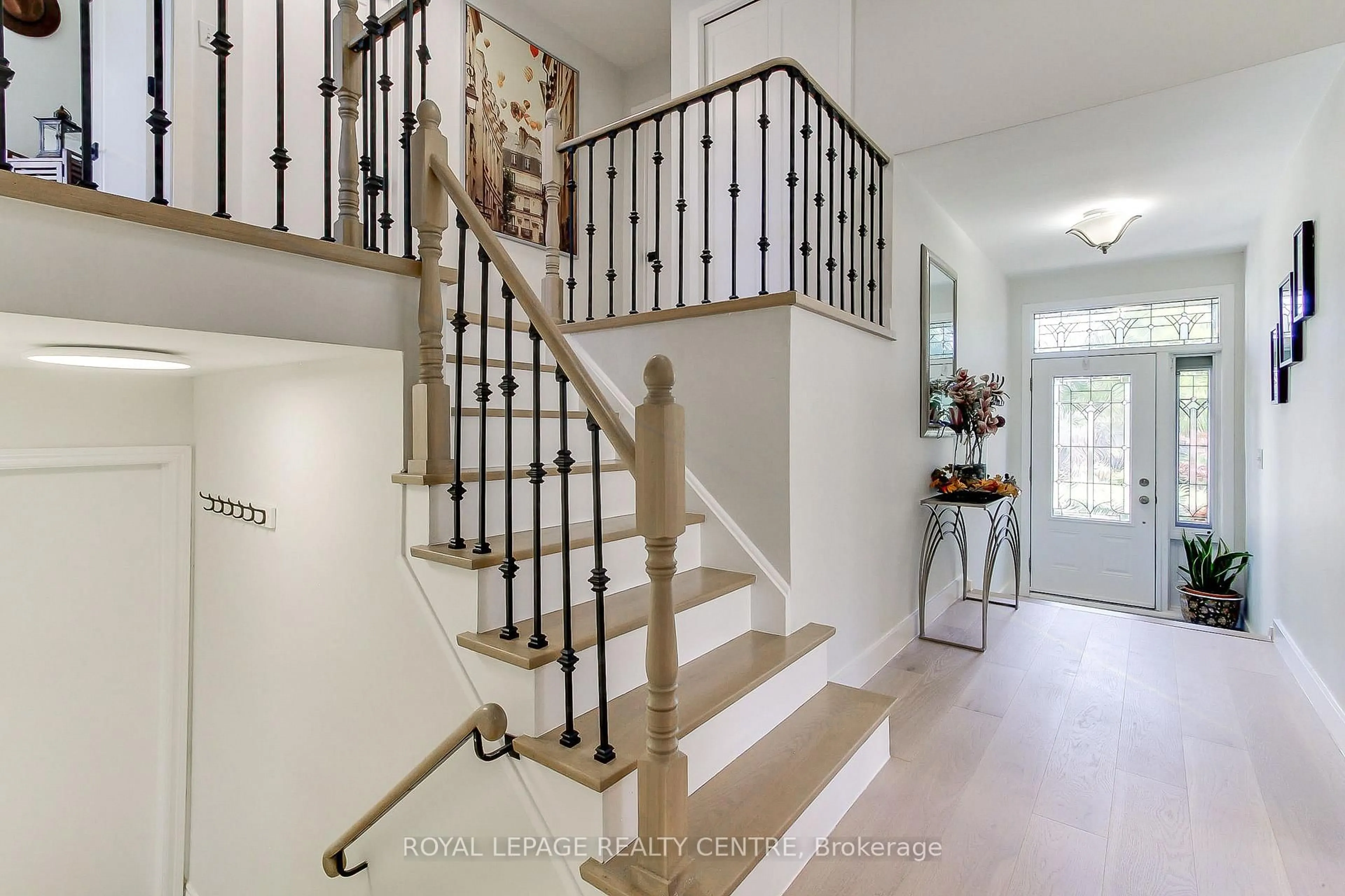 Indoor entryway for 2039 Davebrook Rd, Mississauga Ontario L5J 3M4
