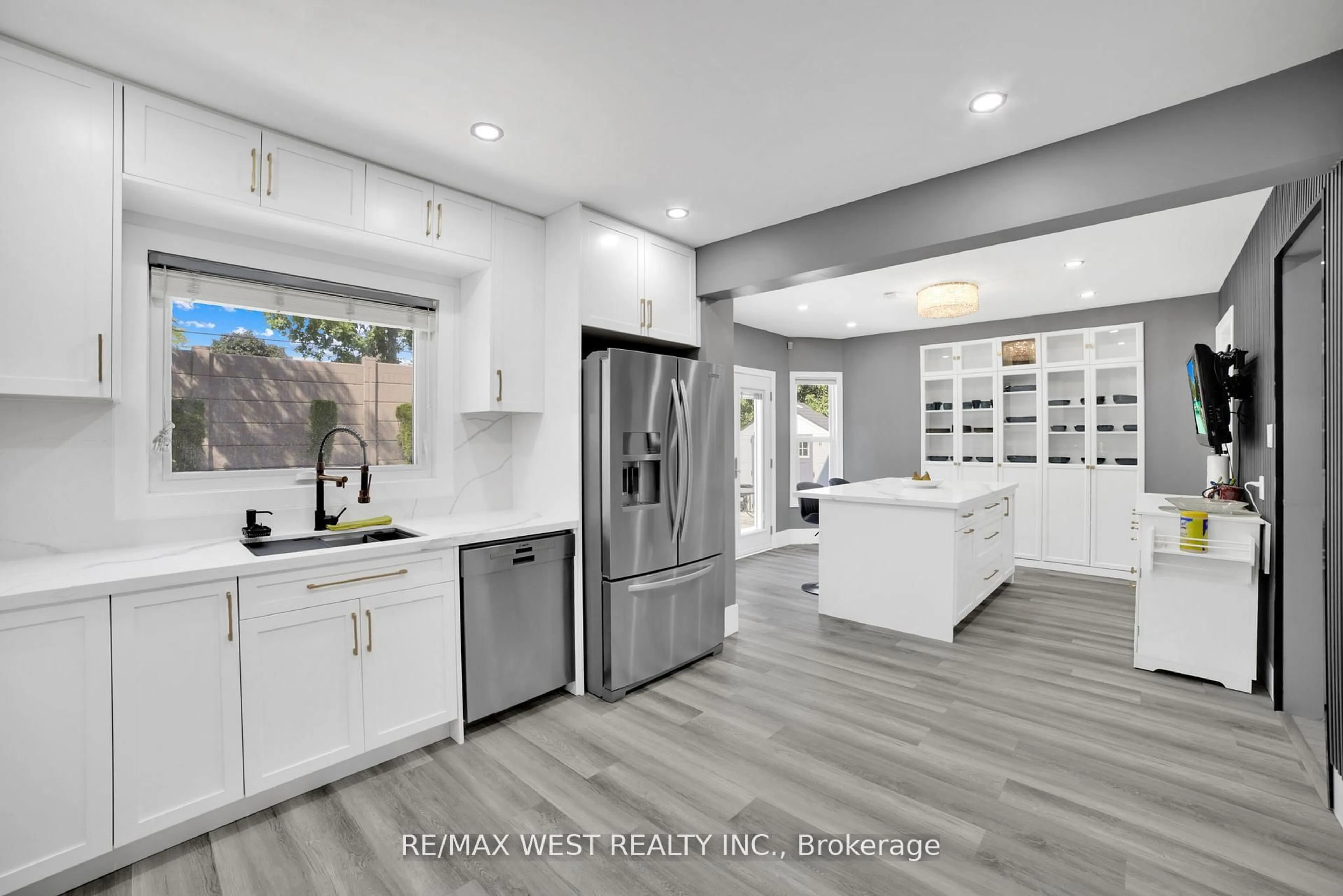 Open concept kitchen, ceramic/tile floor for 339 Parklane Rd, Oakville Ontario L6H 4J4