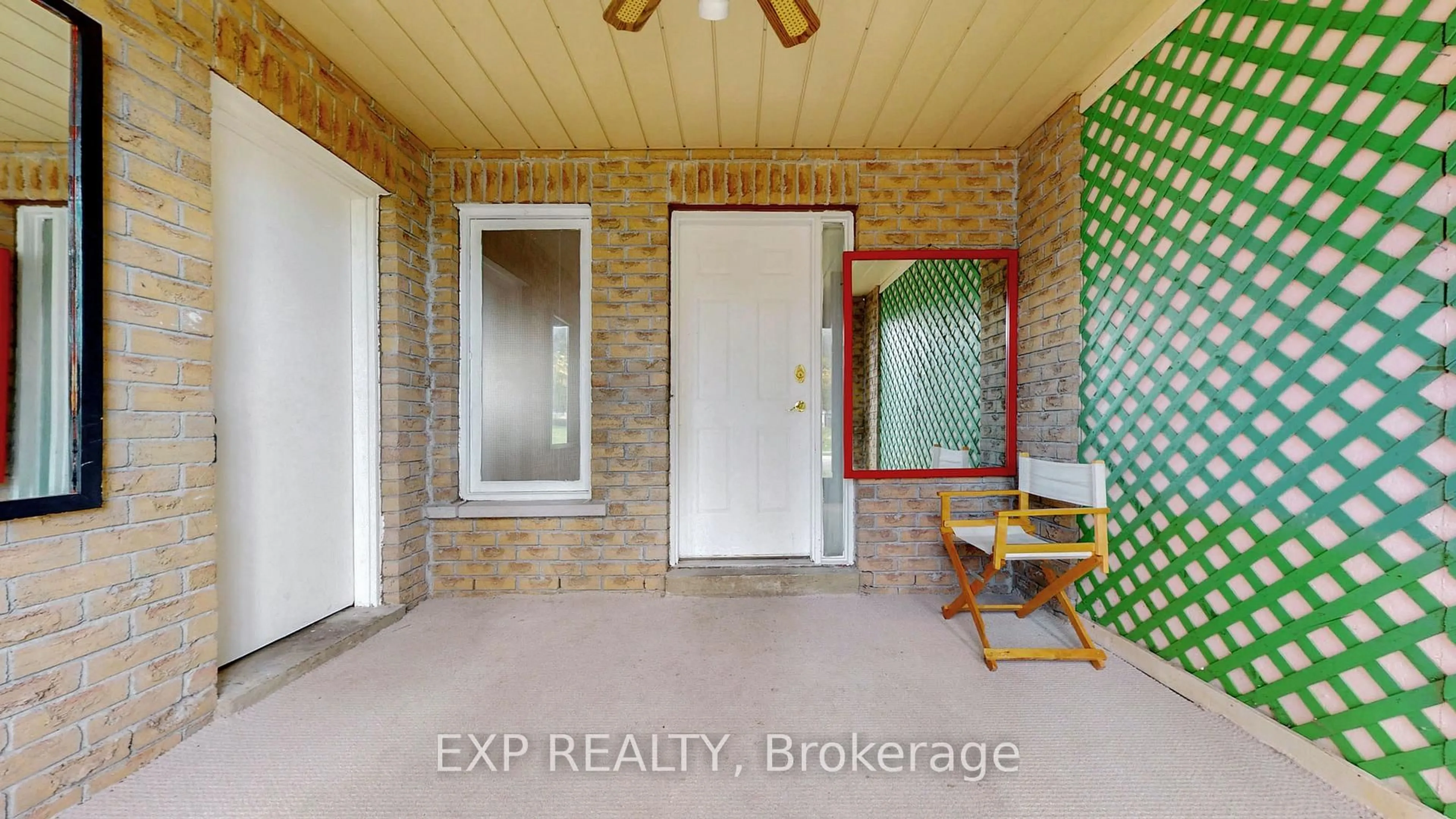 Indoor entryway for 5023 Salishan Circ, Mississauga Ontario L5R 3E3