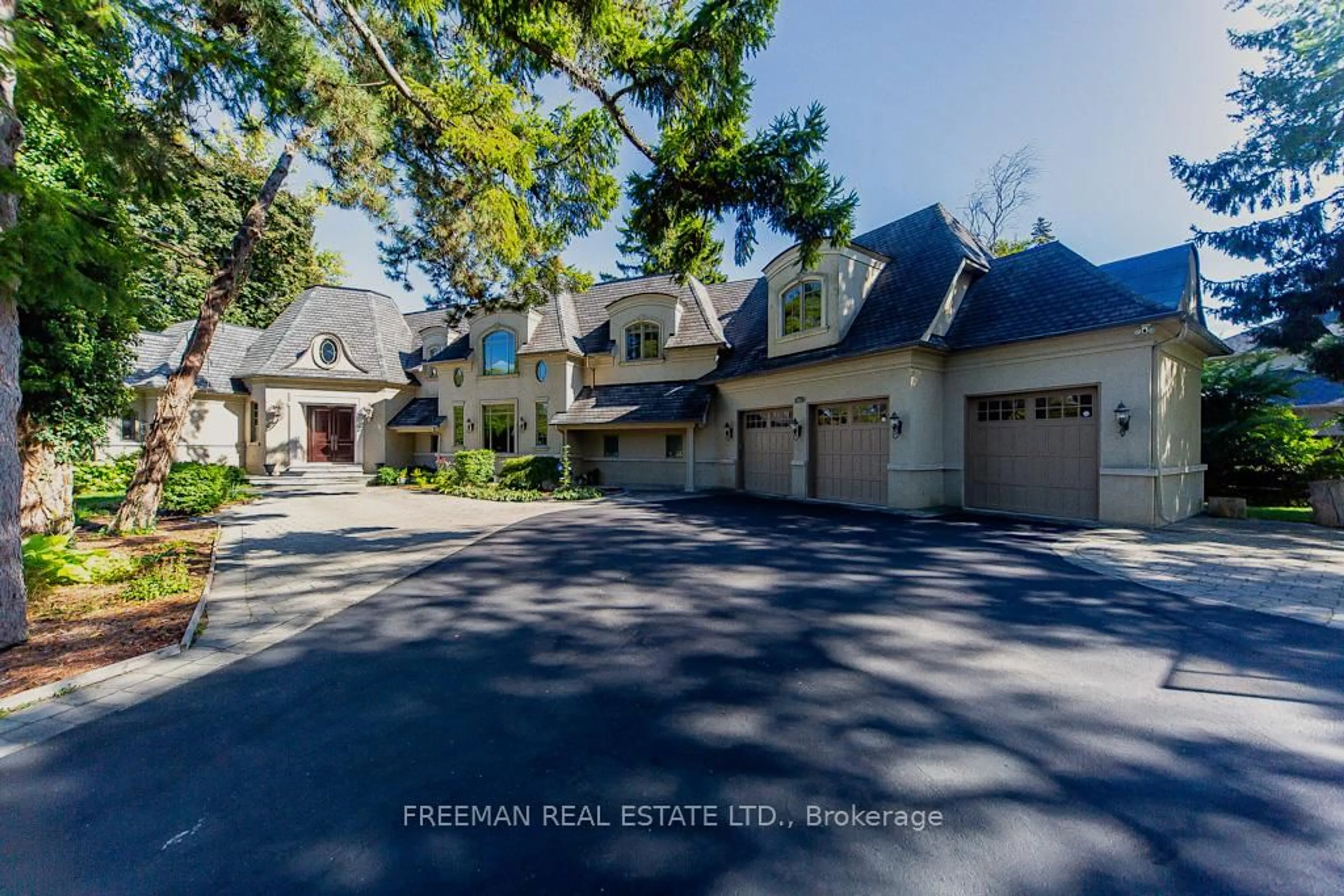 A pic from outside/outdoor area/front of a property/back of a property/a pic from drone, street for 481 Country Club Cres, Mississauga Ontario L5J 2P9