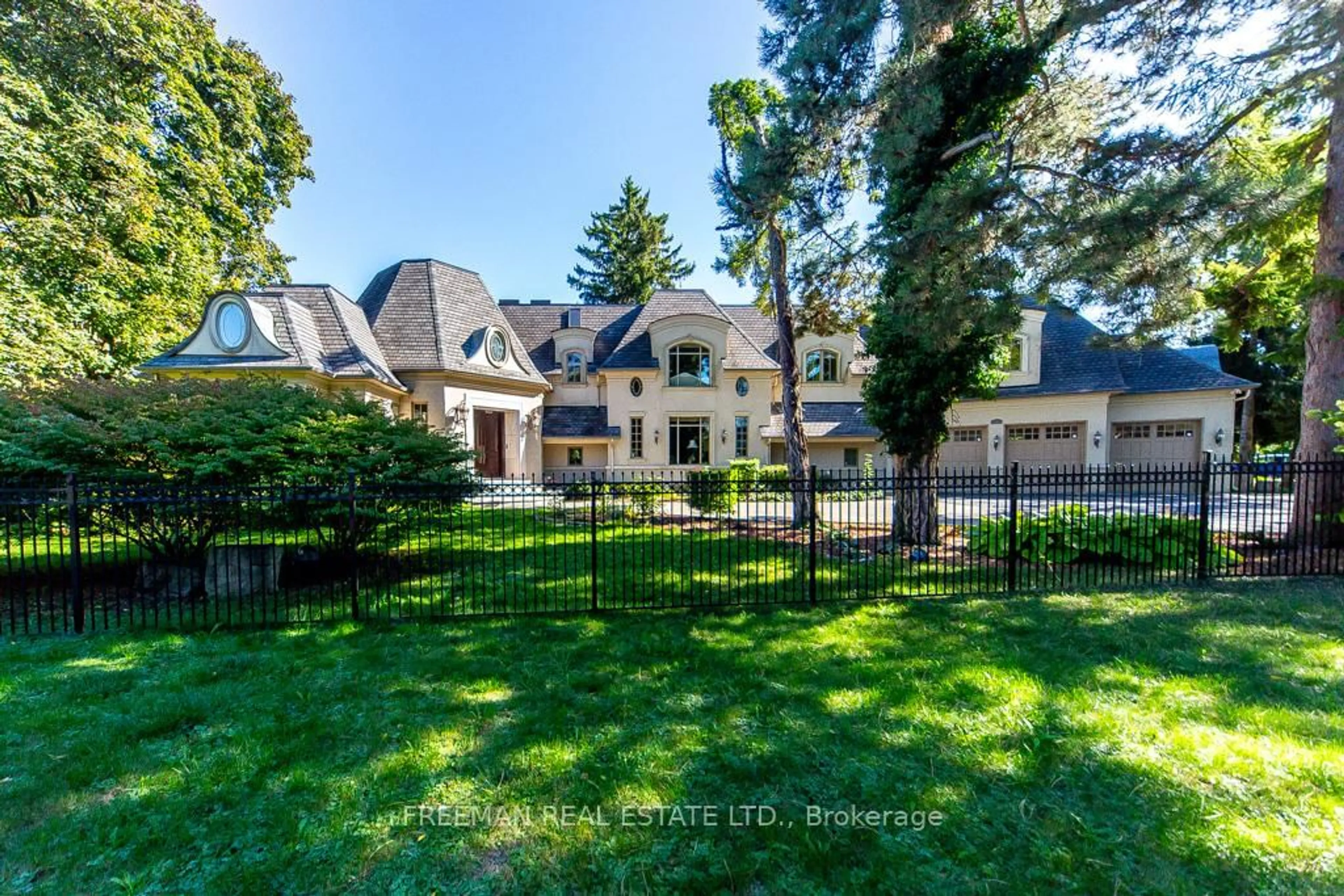 A pic from outside/outdoor area/front of a property/back of a property/a pic from drone, street for 481 Country Club Cres, Mississauga Ontario L5J 2P9