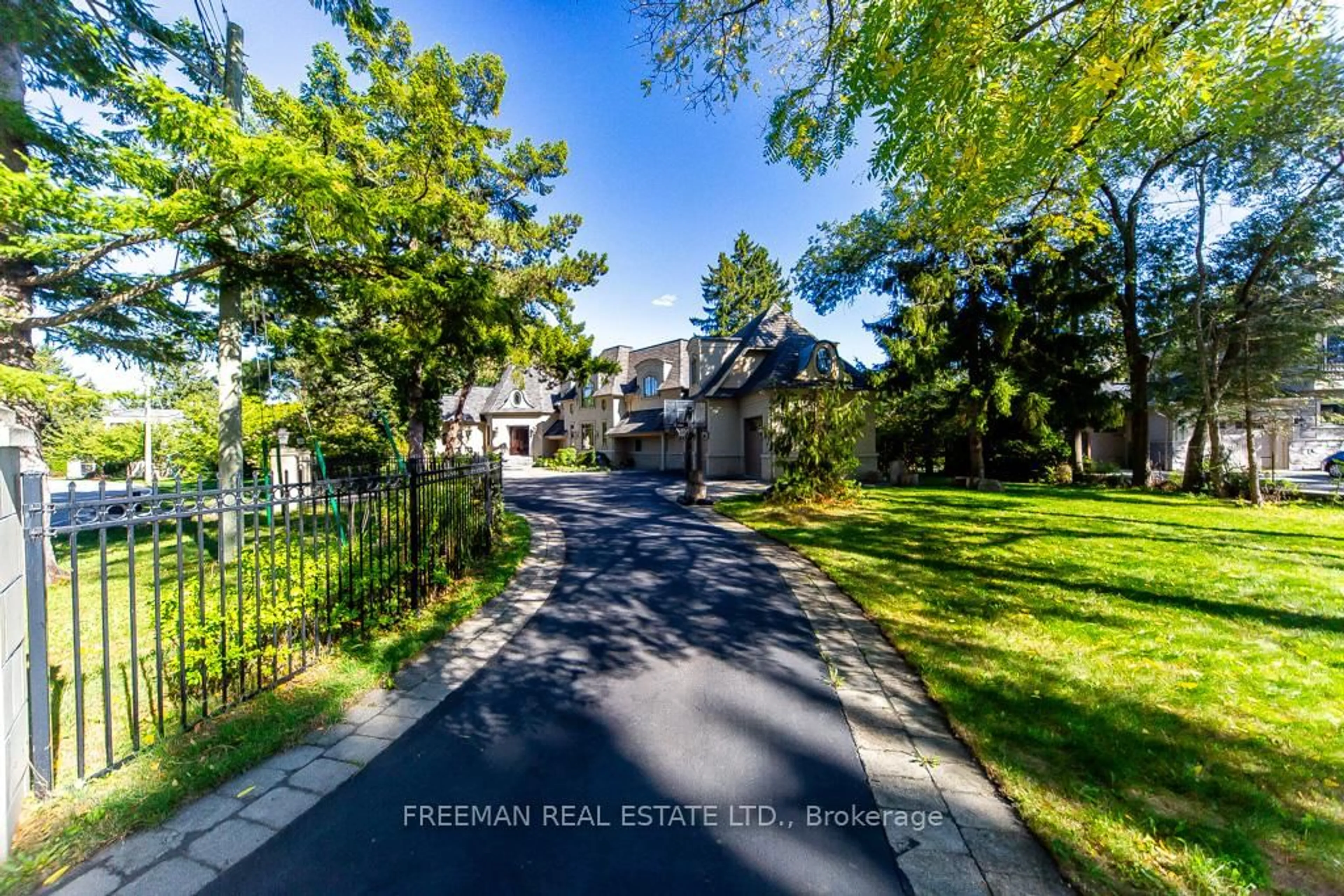 A pic from outside/outdoor area/front of a property/back of a property/a pic from drone, street for 481 Country Club Cres, Mississauga Ontario L5J 2P9
