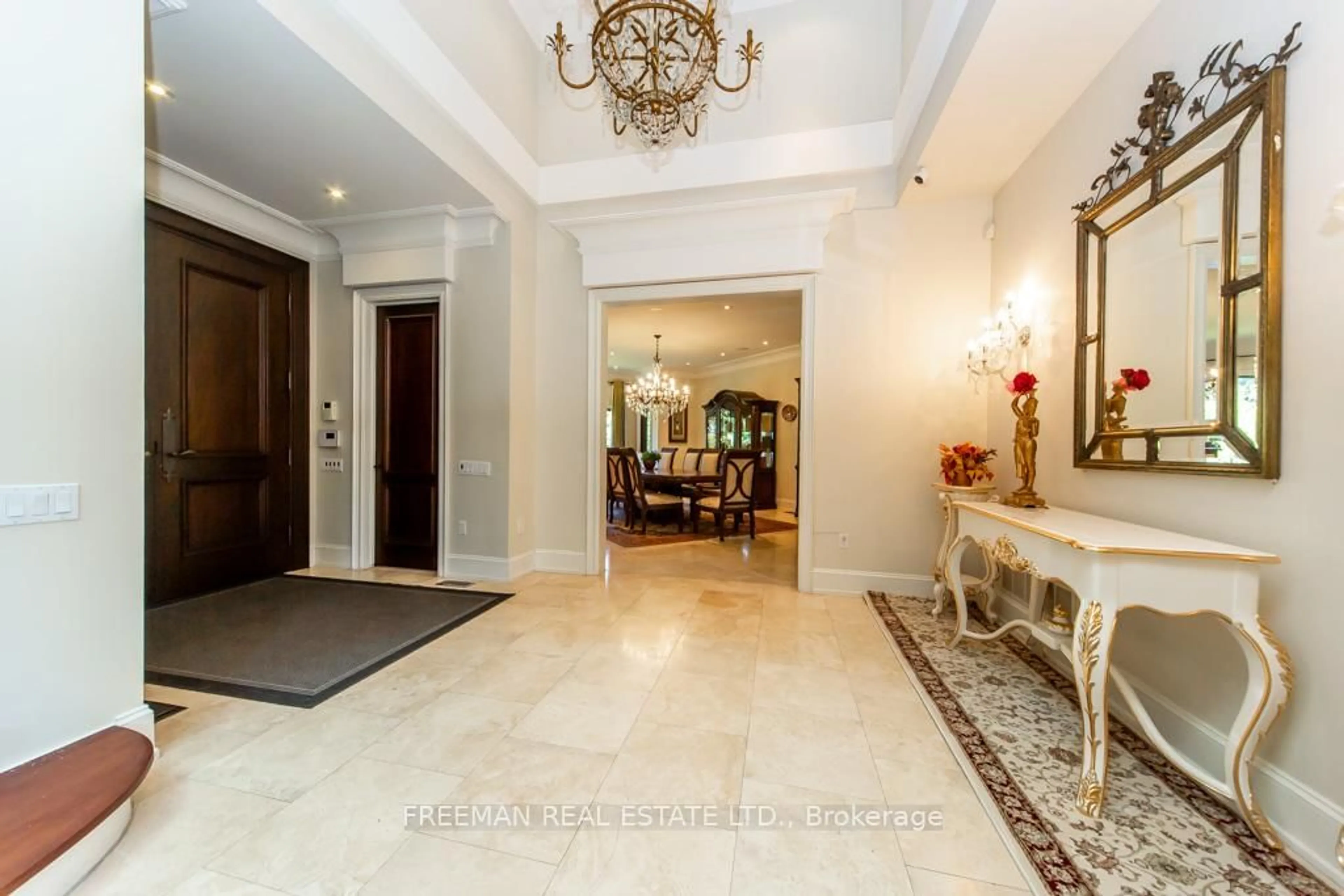 Indoor foyer for 481 Country Club Cres, Mississauga Ontario L5J 2P9