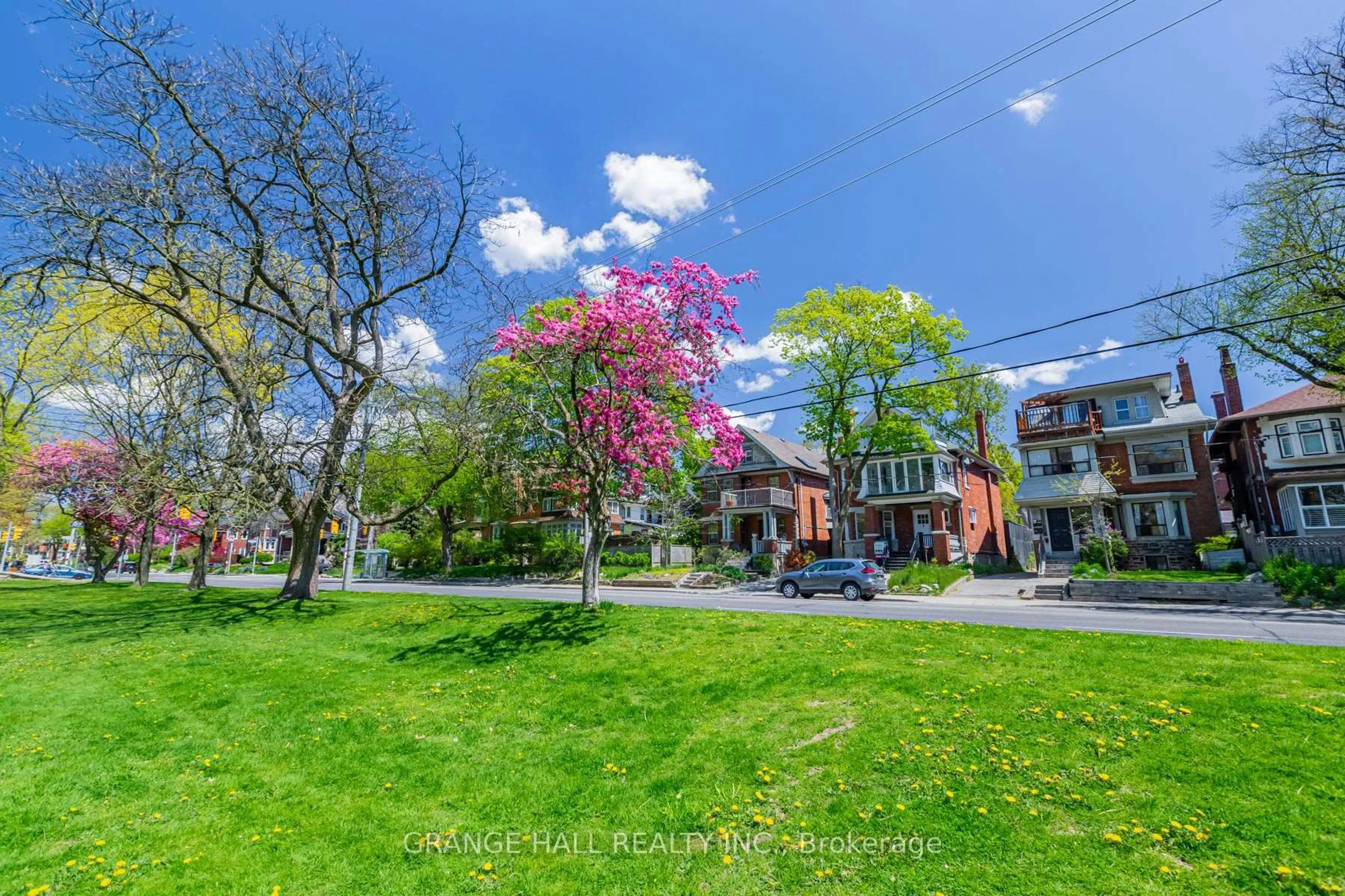 A pic from outside/outdoor area/front of a property/back of a property/a pic from drone, street for 189 Parkside Dr, Toronto Ontario M6R 2Z1