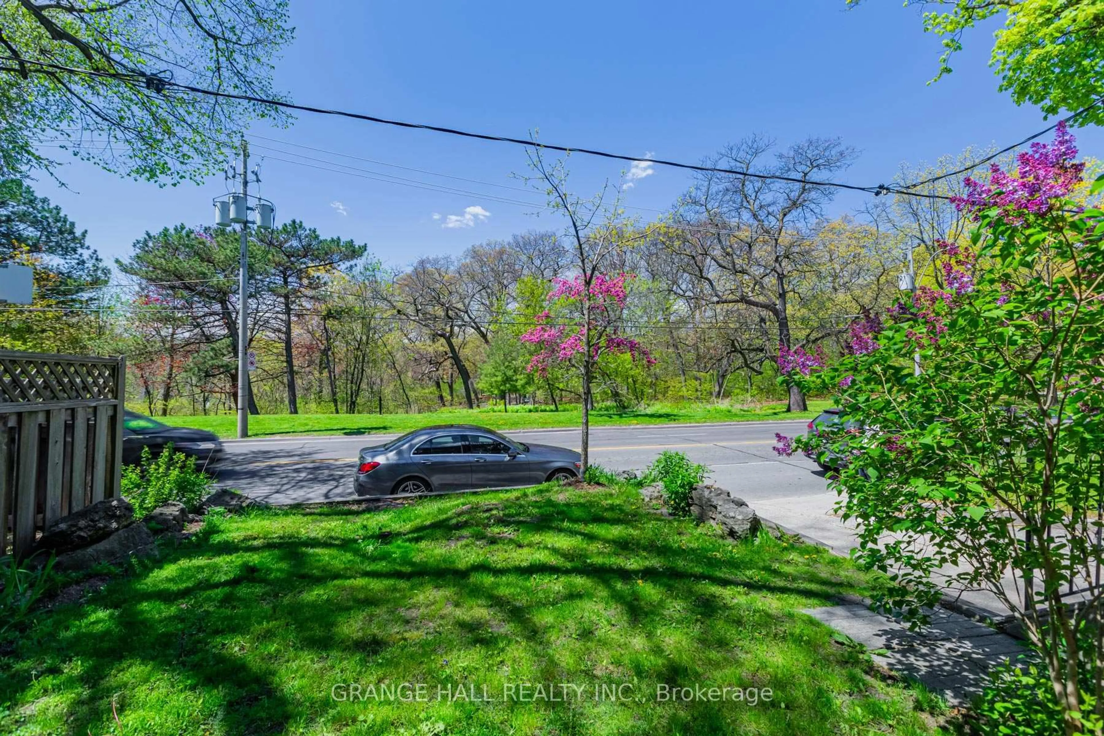 A pic from outside/outdoor area/front of a property/back of a property/a pic from drone, forest/trees view for 189 Parkside Dr, Toronto Ontario M6R 2Z1