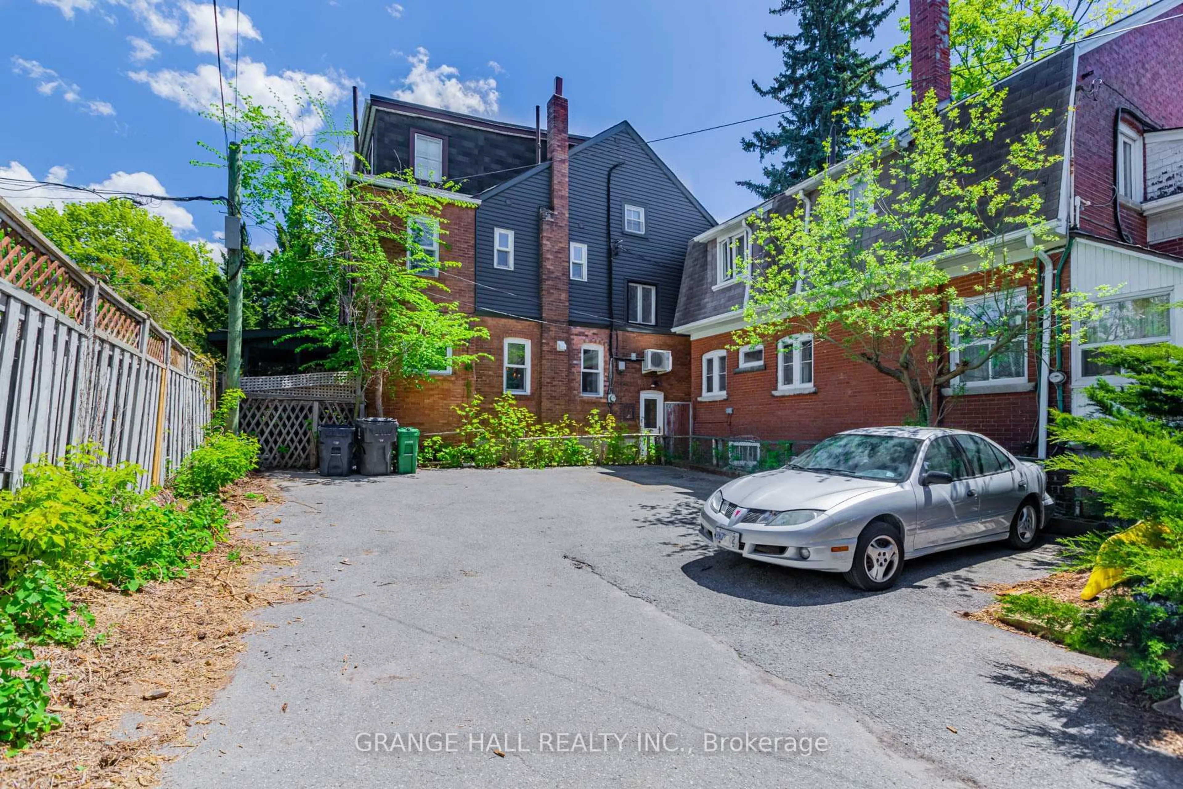 A pic from outside/outdoor area/front of a property/back of a property/a pic from drone, street for 189 Parkside Dr, Toronto Ontario M6R 2Z1