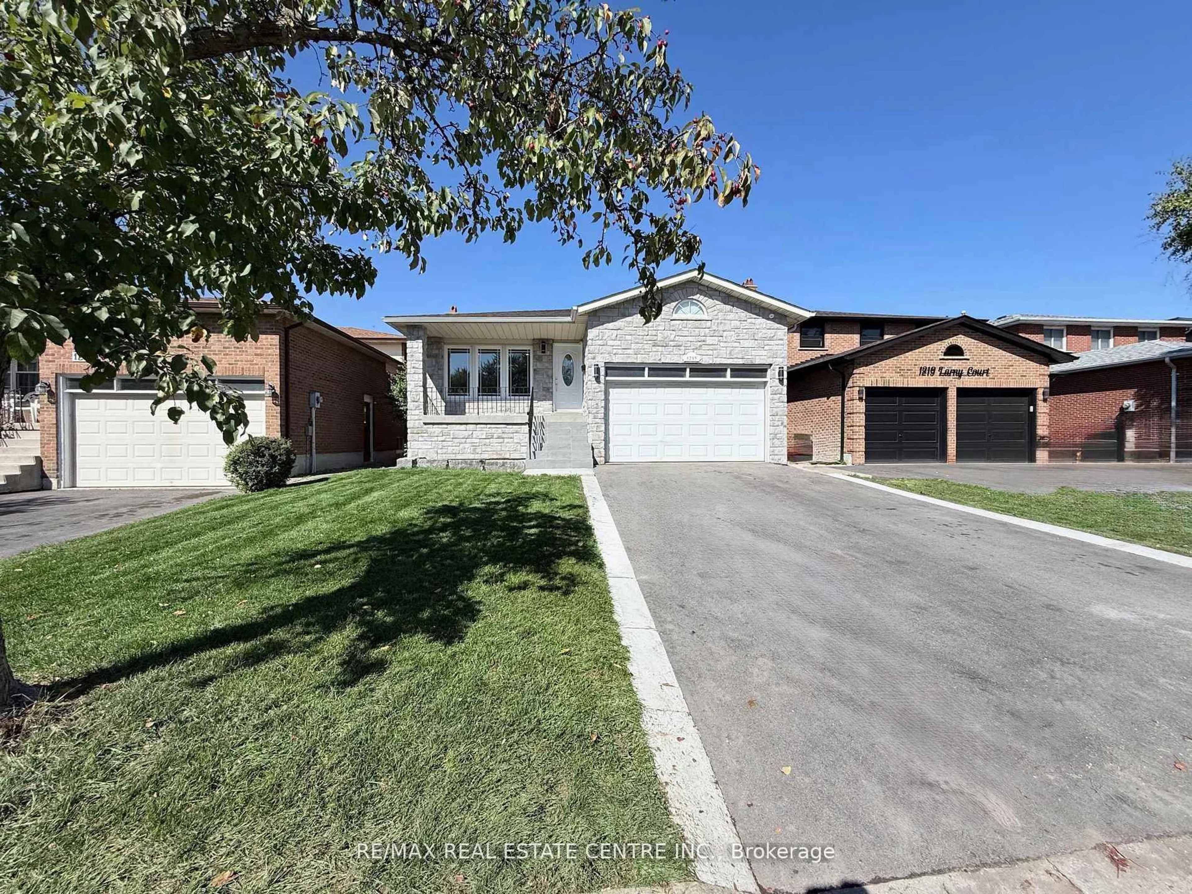 A pic from outside/outdoor area/front of a property/back of a property/a pic from drone, street for 1215 Larny Crt, Mississauga Ontario L4W 3N4