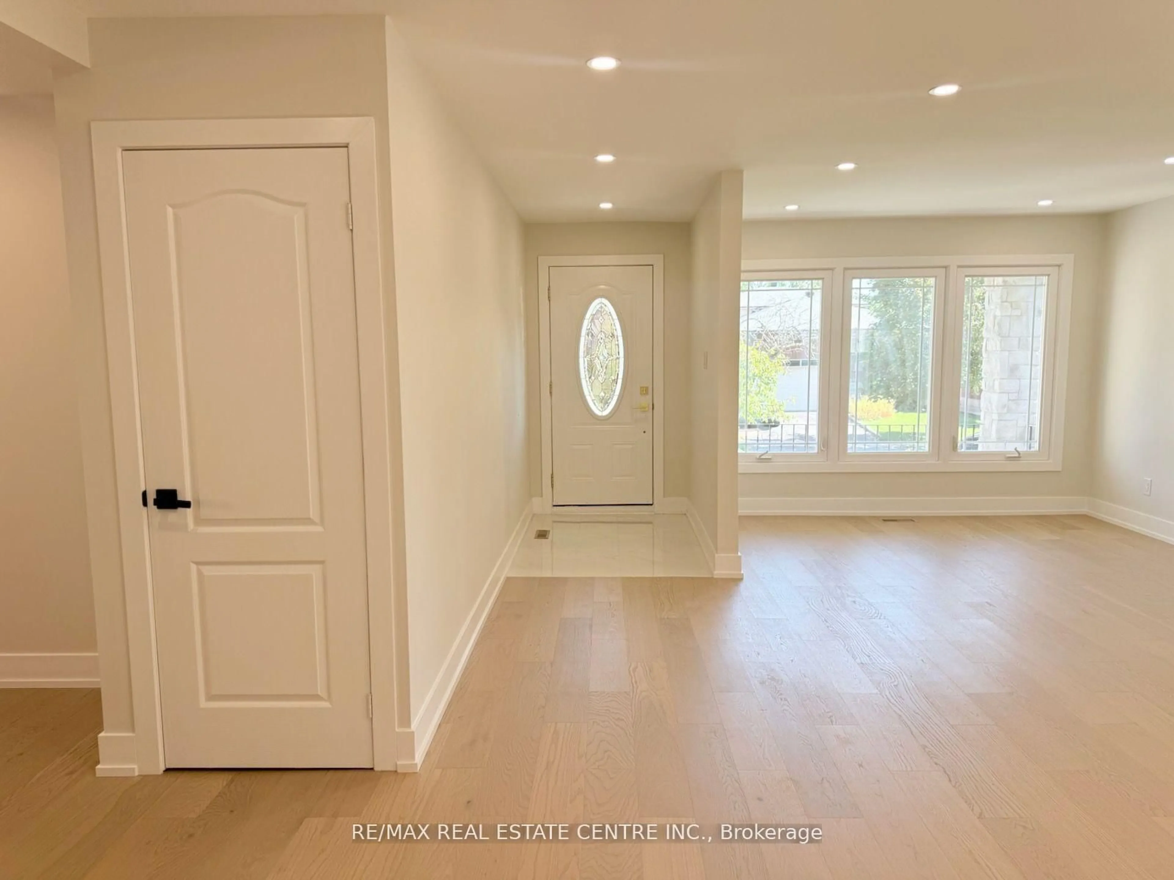 Indoor entryway for 1215 Larny Crt, Mississauga Ontario L4W 3N4