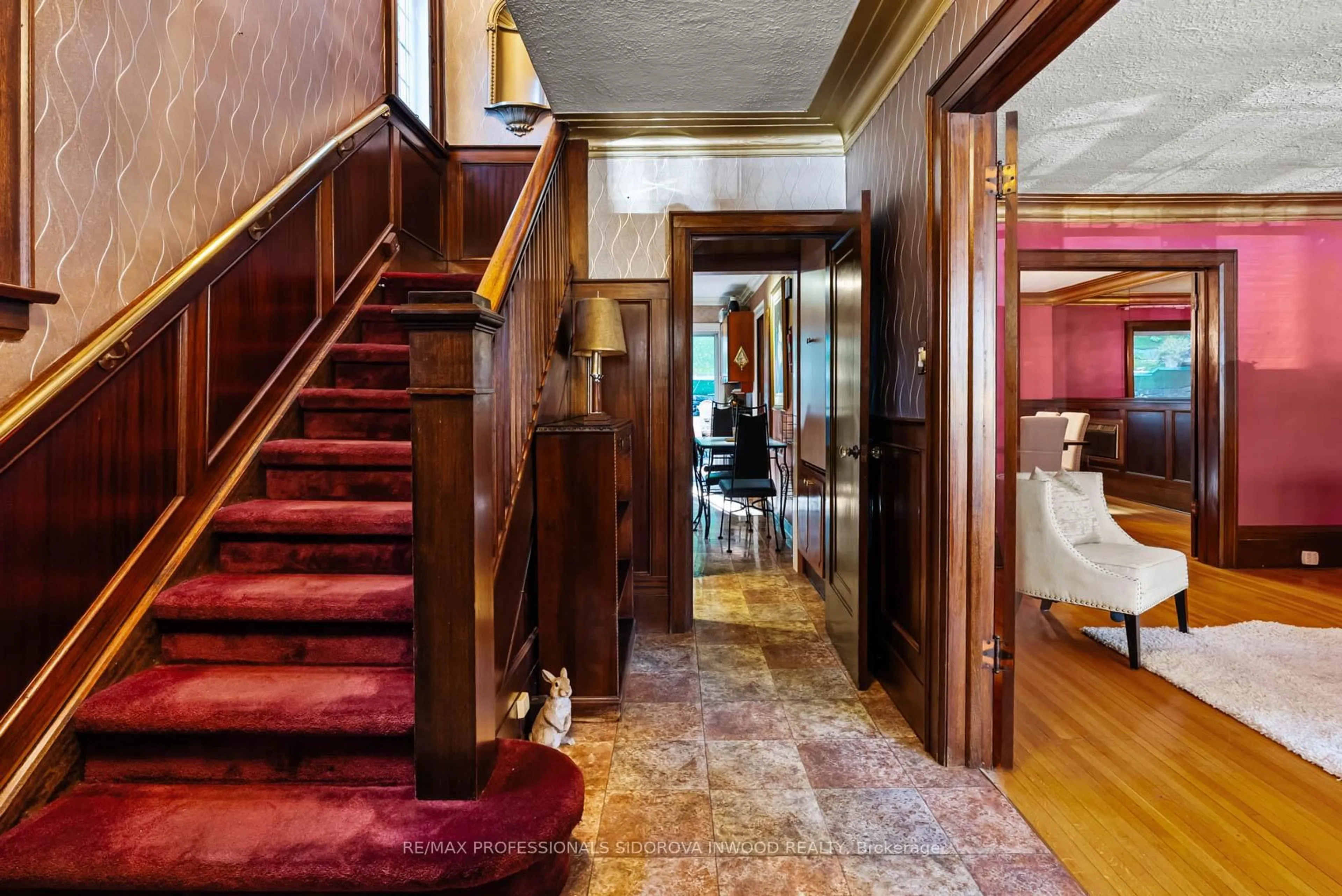 Indoor foyer for 45 Birchview Cres, Toronto Ontario M6P 3H9