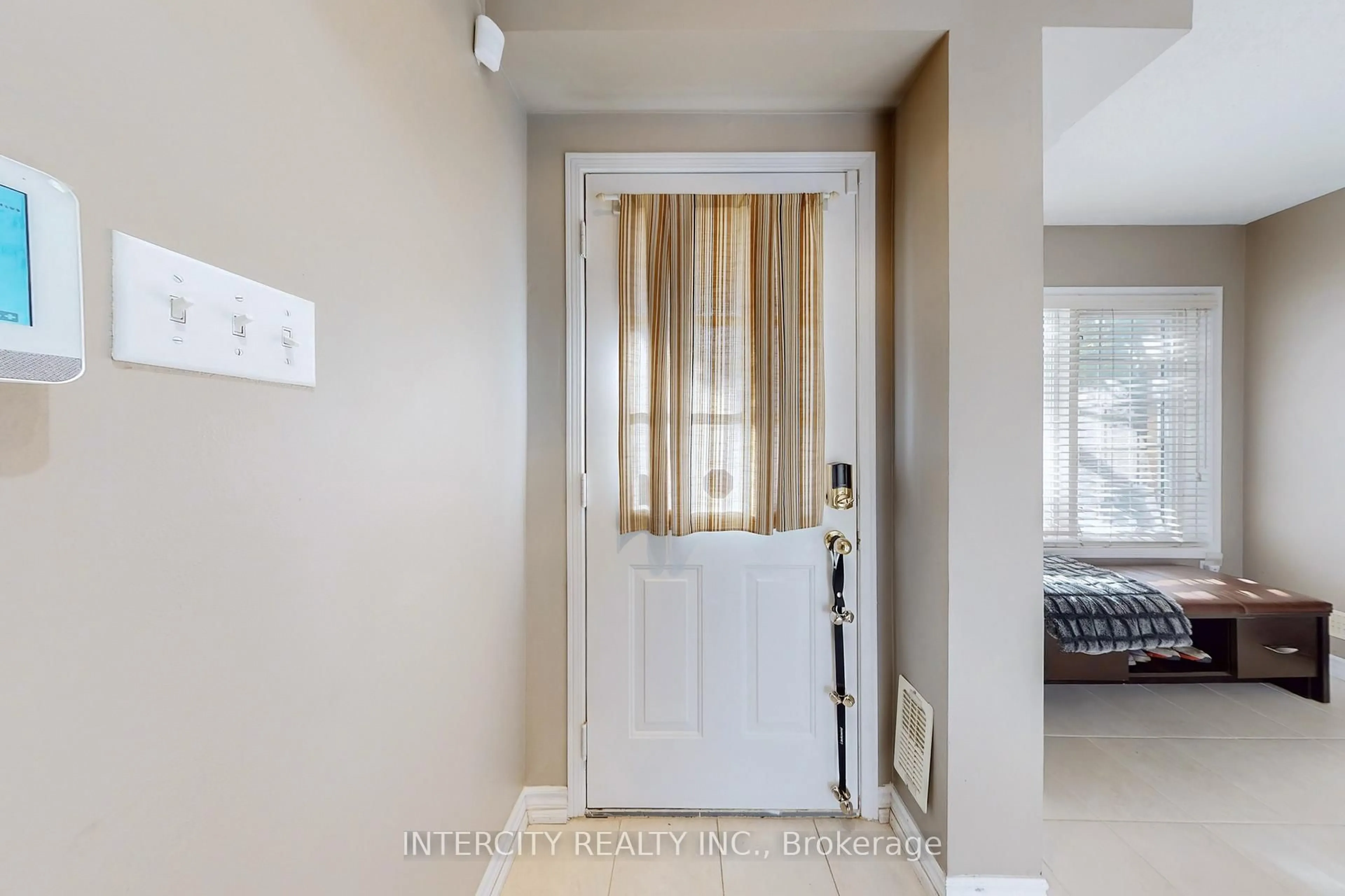 Indoor entryway for 29 Birdstone Cres, Toronto Ontario M6N 5H6