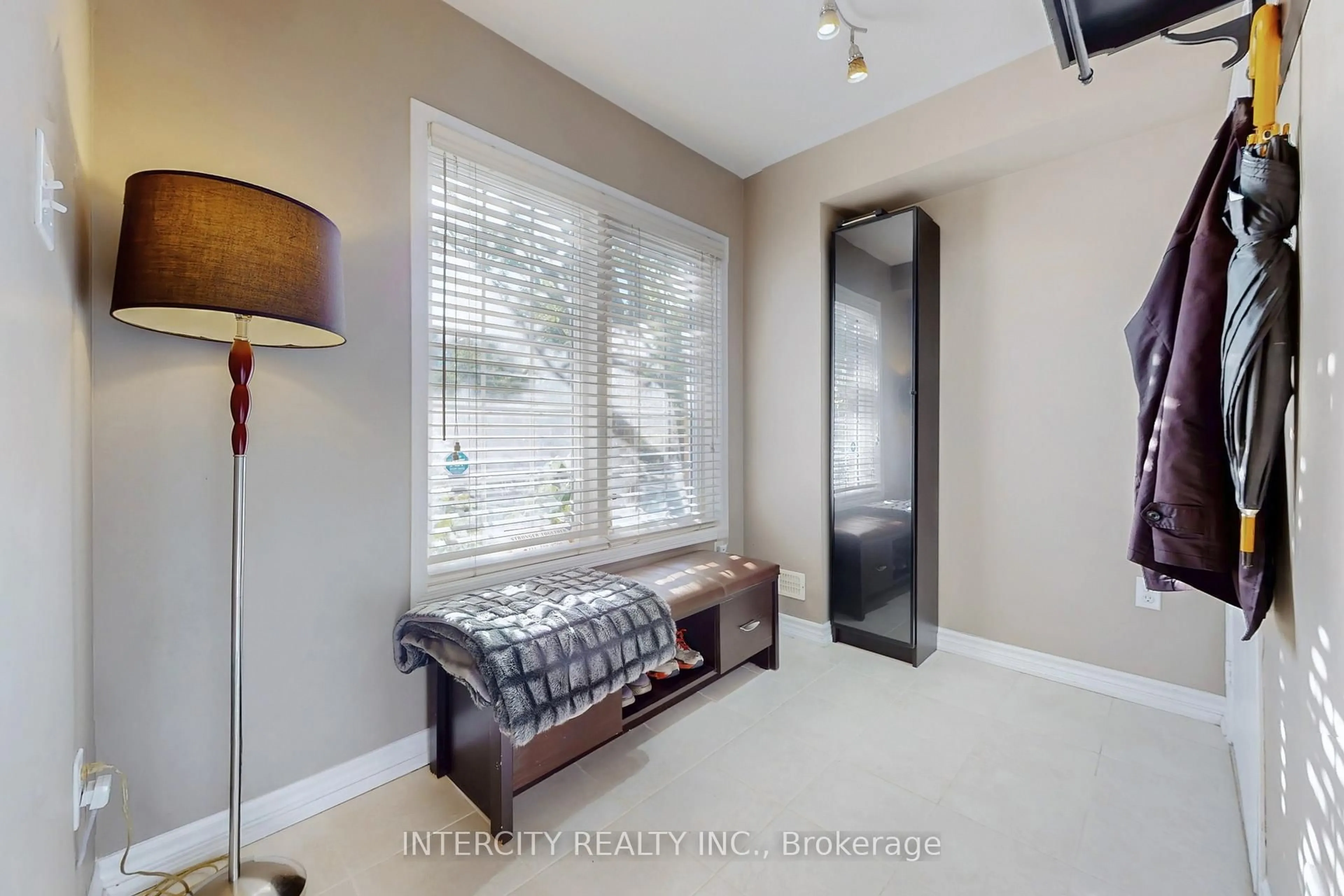 Indoor entryway for 29 Birdstone Cres, Toronto Ontario M6N 5H6