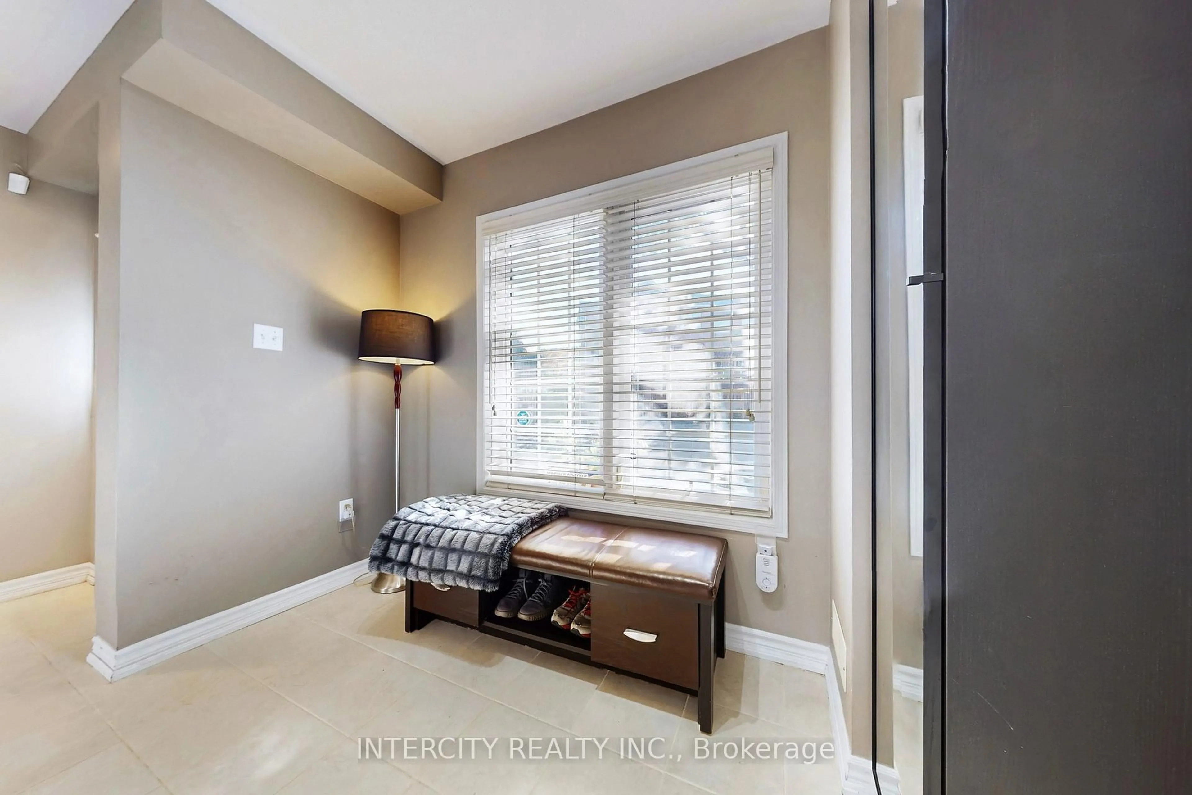 Indoor entryway for 29 Birdstone Cres, Toronto Ontario M6N 5H6