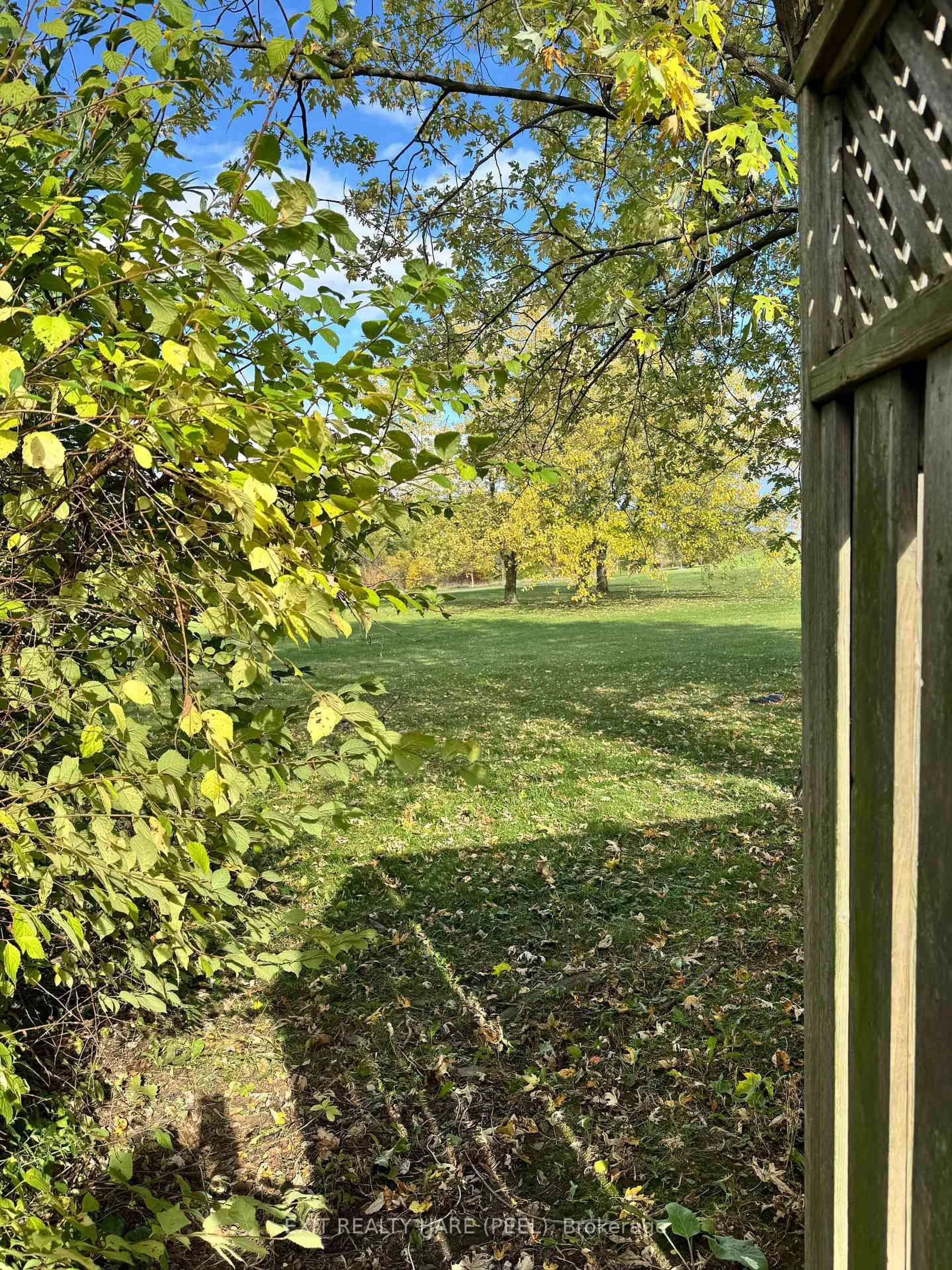 A pic from outside/outdoor area/front of a property/back of a property/a pic from drone, forest/trees view for 6 Earnscliffe Gate, Brampton Ontario L6T 3B3