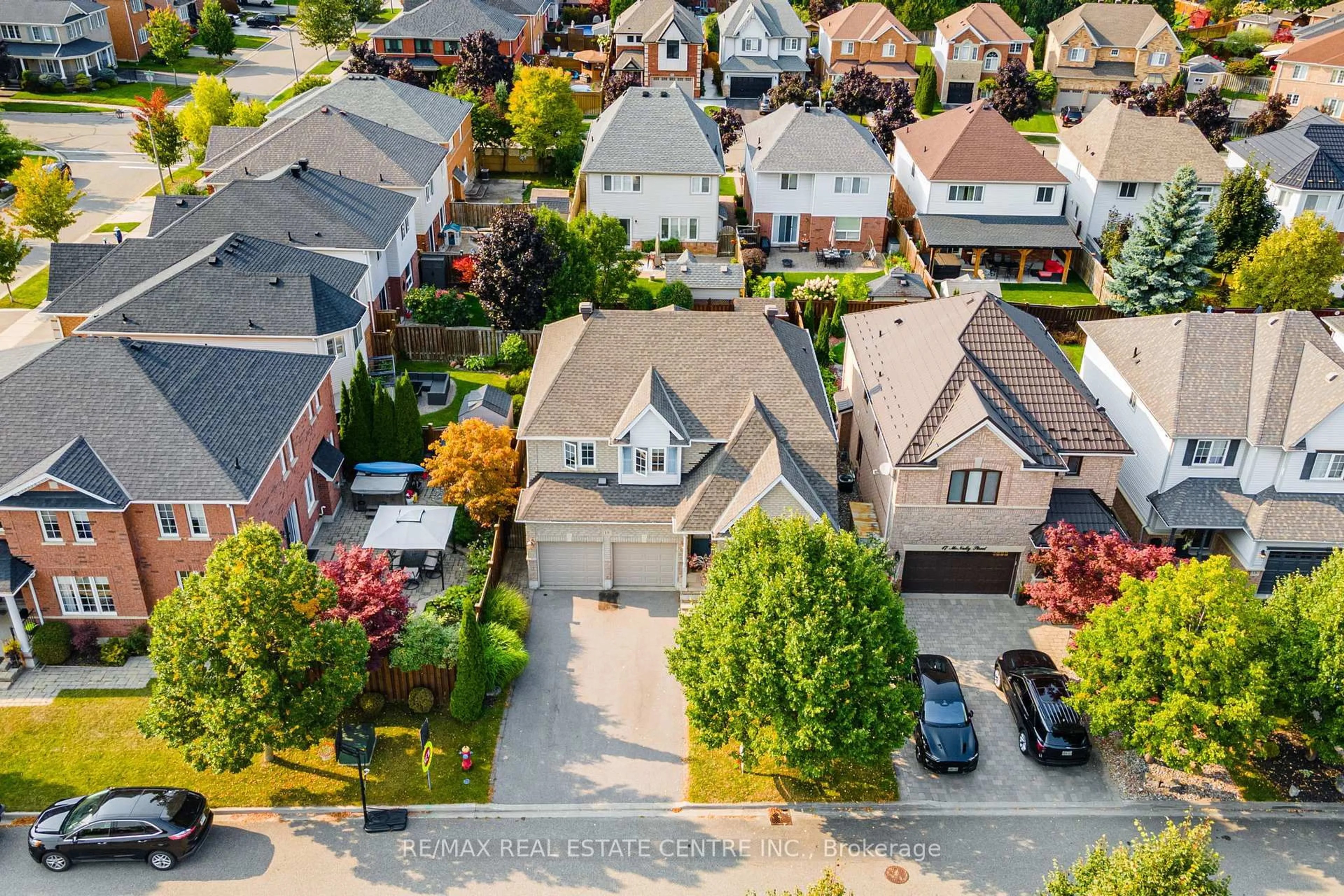 A pic from outside/outdoor area/front of a property/back of a property/a pic from drone, street for 19 Mcnally St, Halton Hills Ontario L7G 6B7