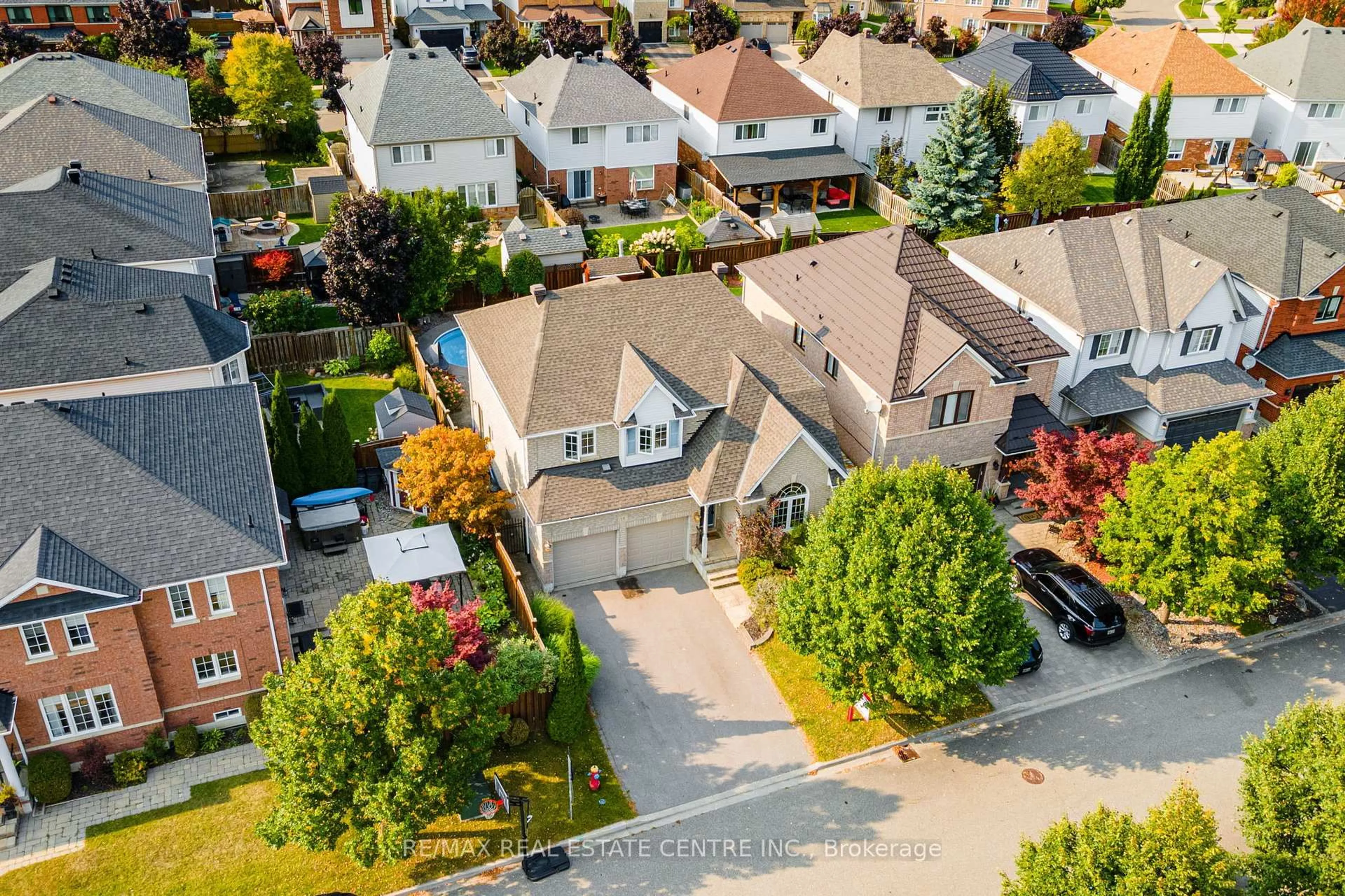 A pic from outside/outdoor area/front of a property/back of a property/a pic from drone, street for 19 Mcnally St, Halton Hills Ontario L7G 6B7