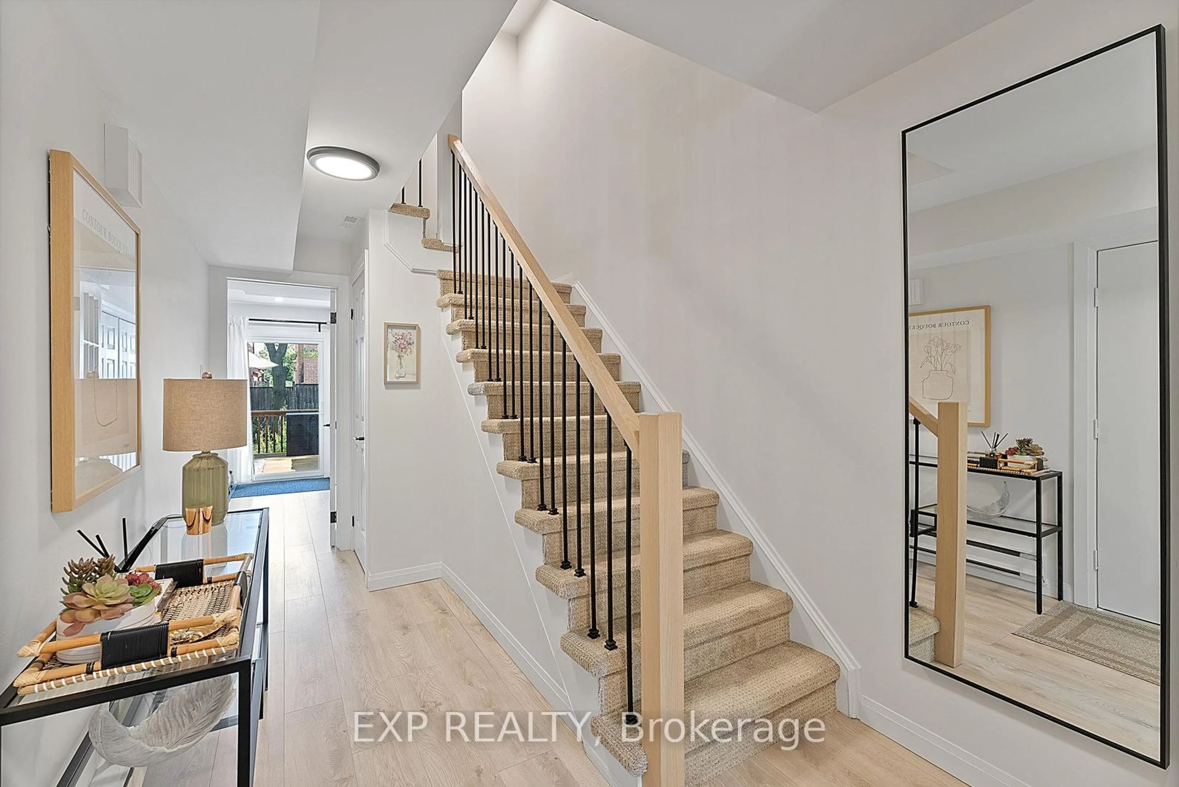 Indoor entryway for 4101 Westminster Pl #35, Mississauga Ontario L4W 4X4