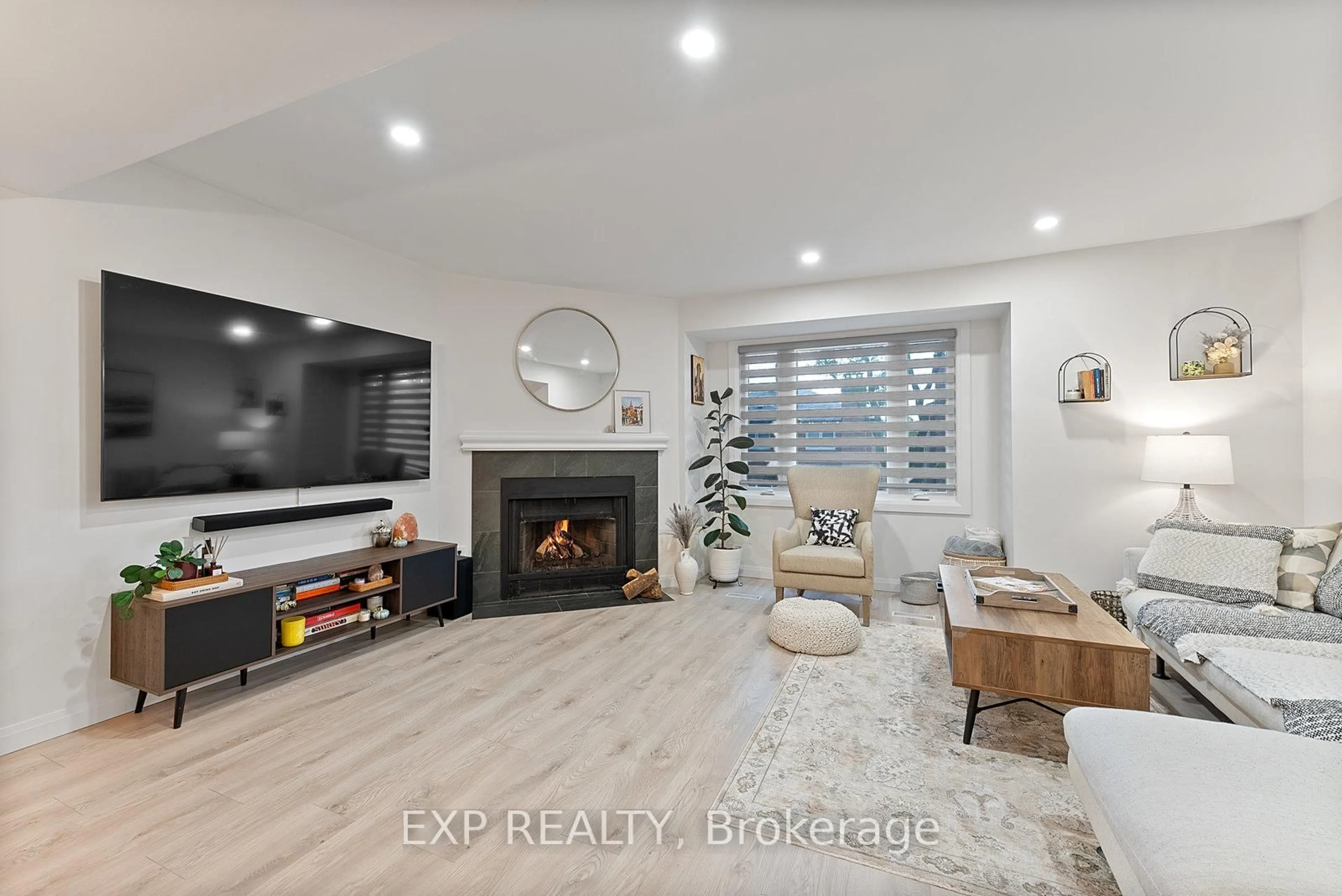 Living room with furniture, unknown for 4101 Westminster Pl #35, Mississauga Ontario L4W 4X4