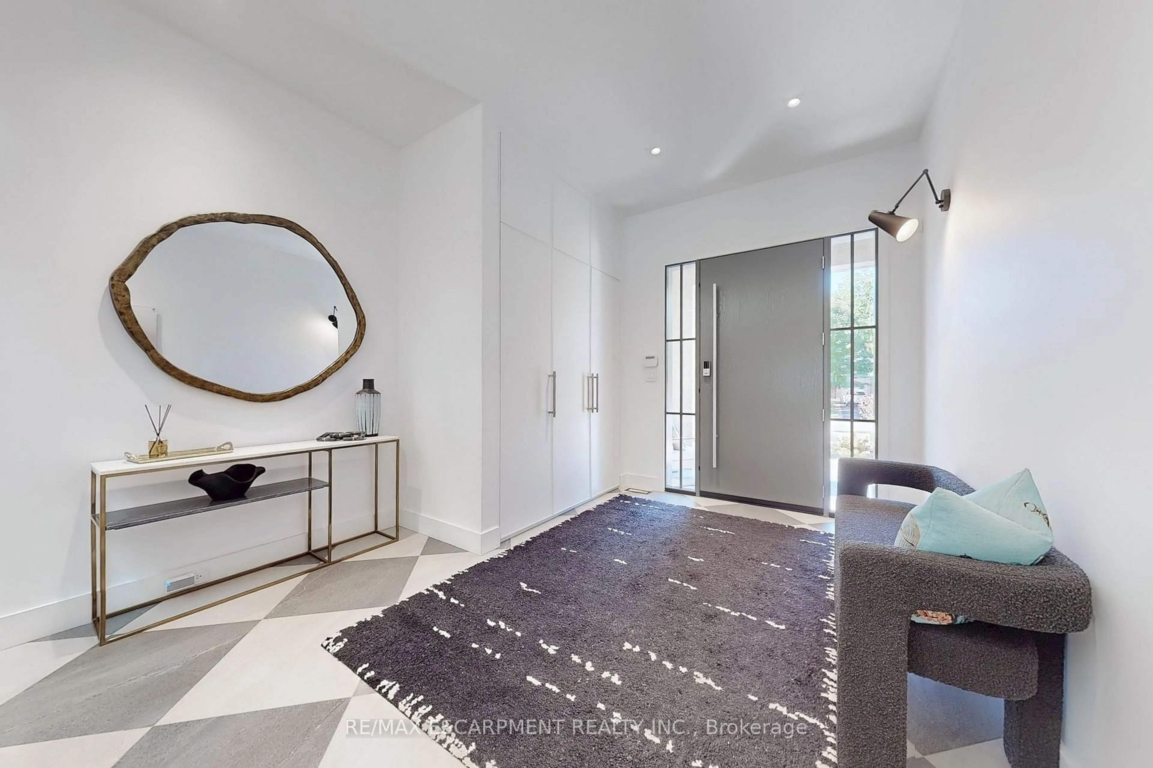 Indoor entryway for 977 Gorton Ave, Burlington Ontario L7T 1S6