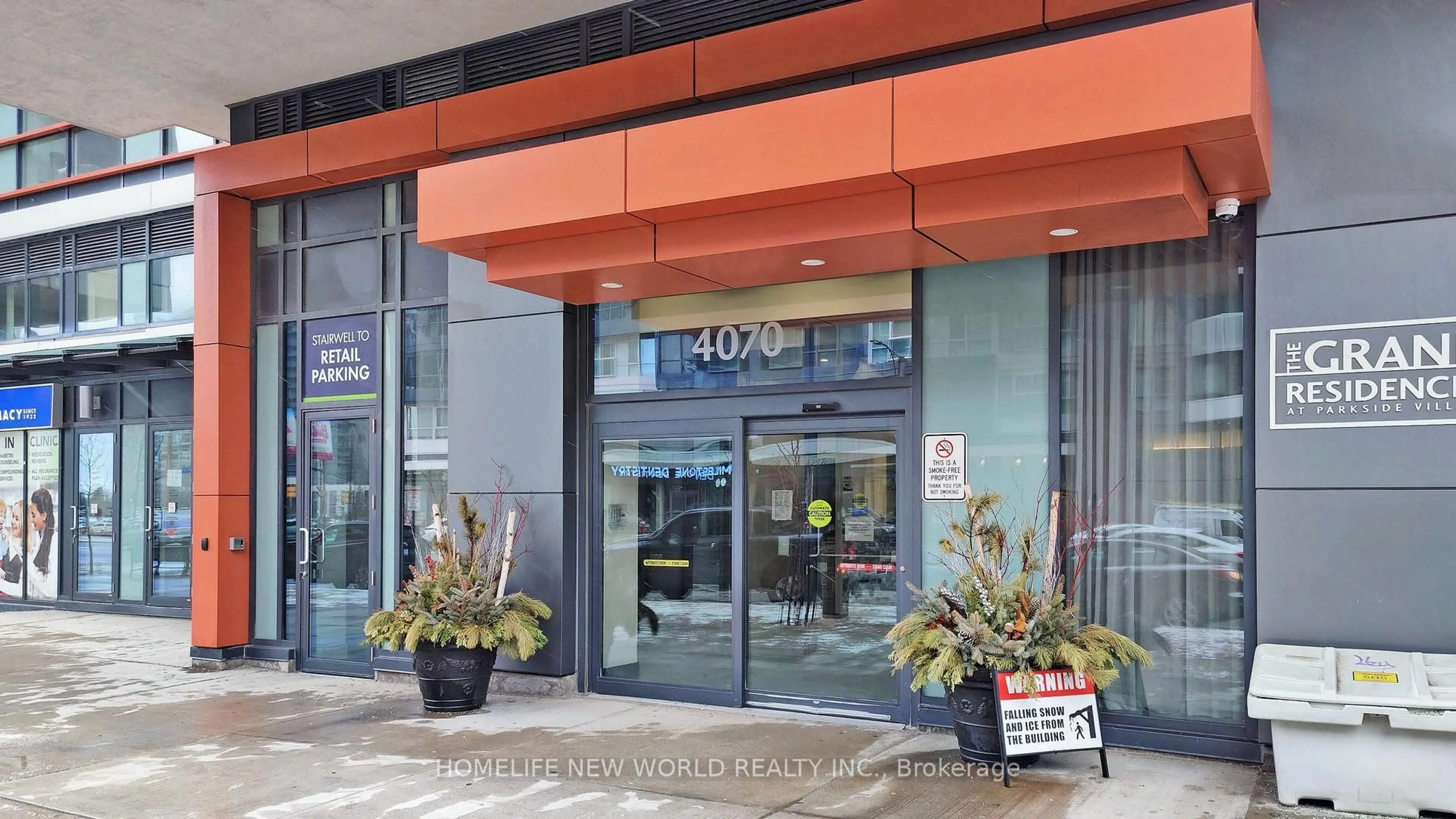 Indoor foyer for 4070 Confederation Pkwy #2402, Mississauga Ontario L5B 0E9