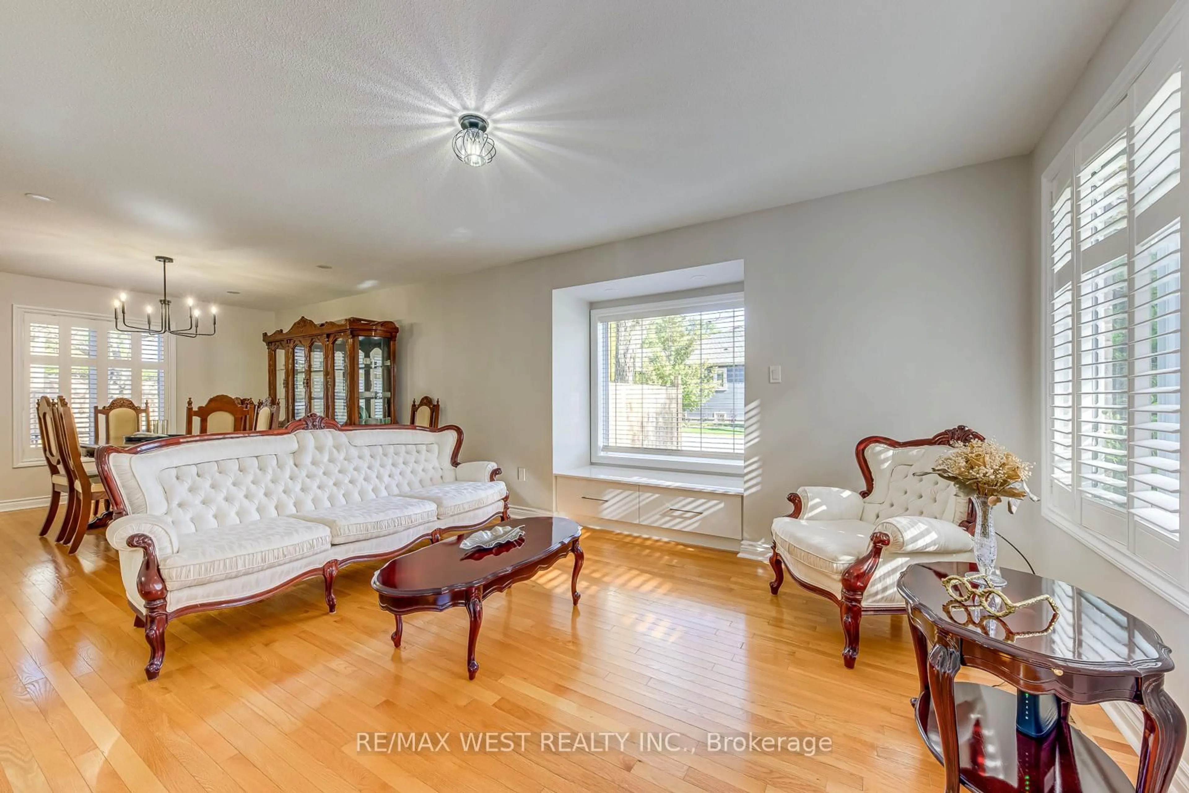 Living room with furniture, wood/laminate floor for 1397 Helen Crt, Oakville Ontario L6L 6J9