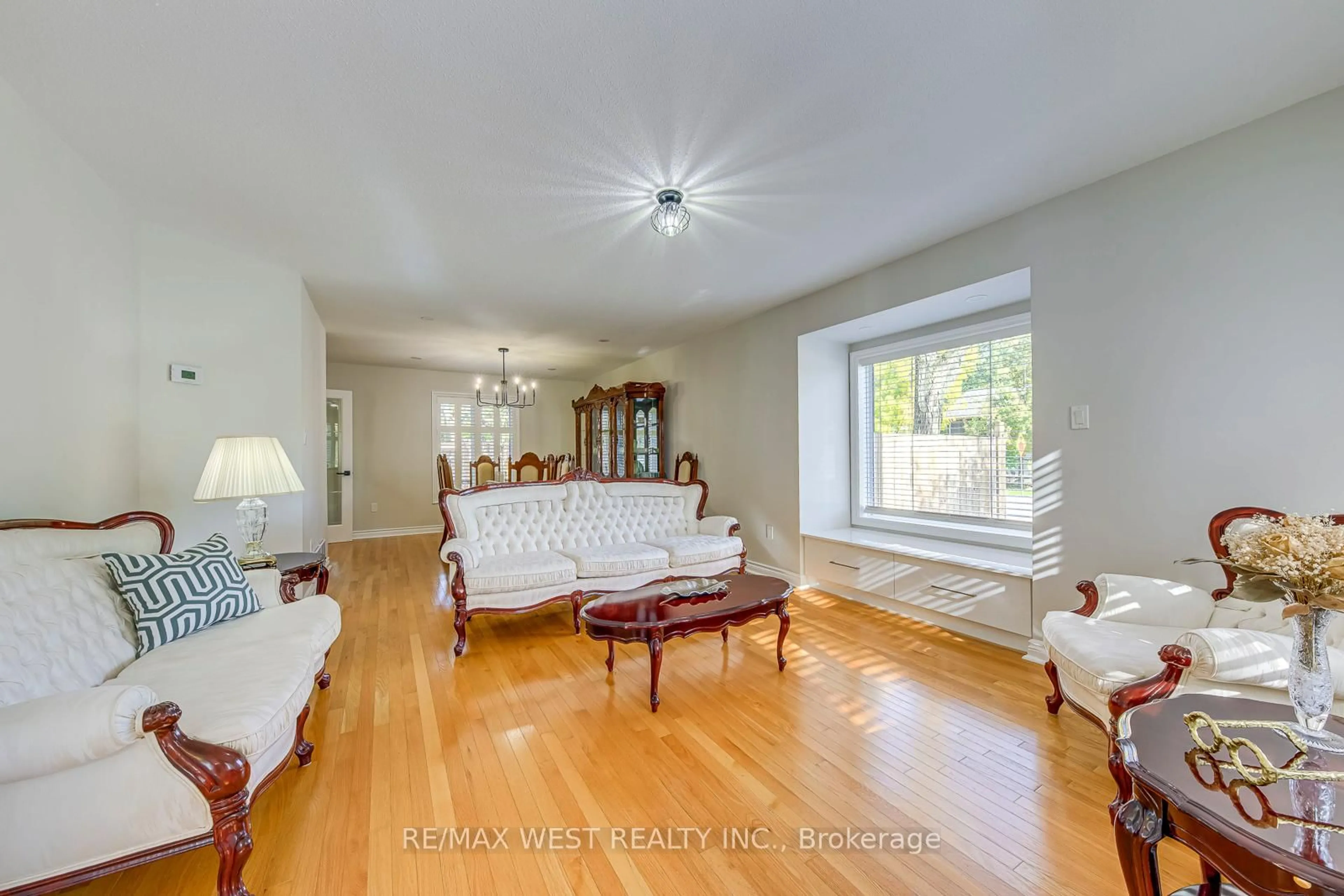 Living room with furniture, unknown for 1397 Helen Crt, Oakville Ontario L6L 6J9