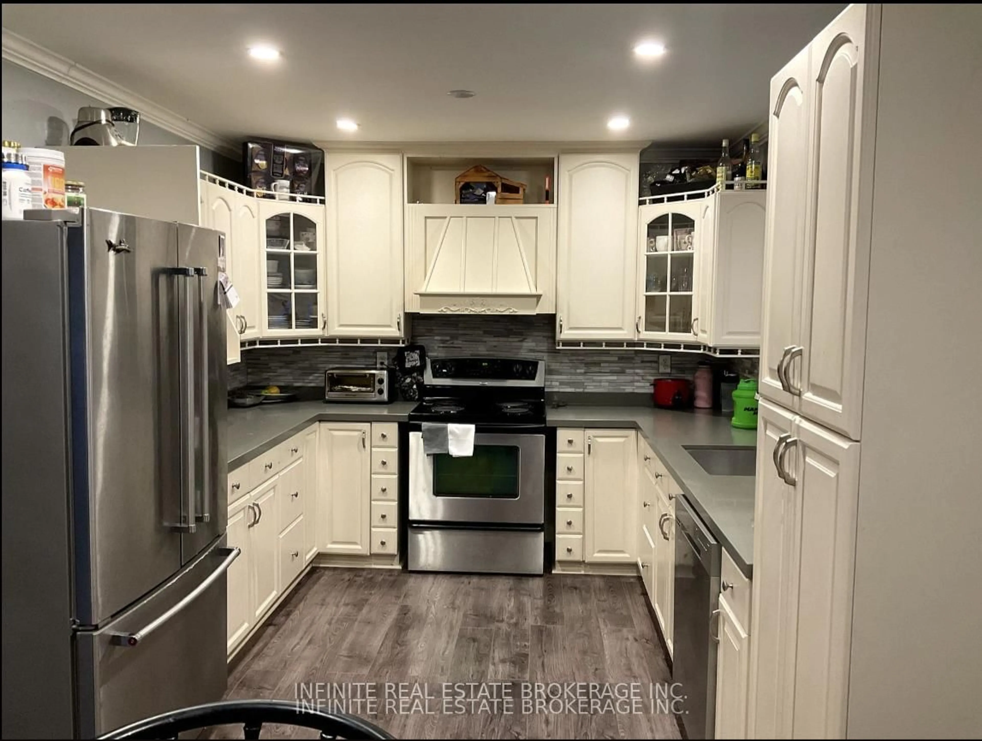 Open concept kitchen, ceramic/tile floor for 122 Parkview Dr, Orangeville Ontario L9W 3J3