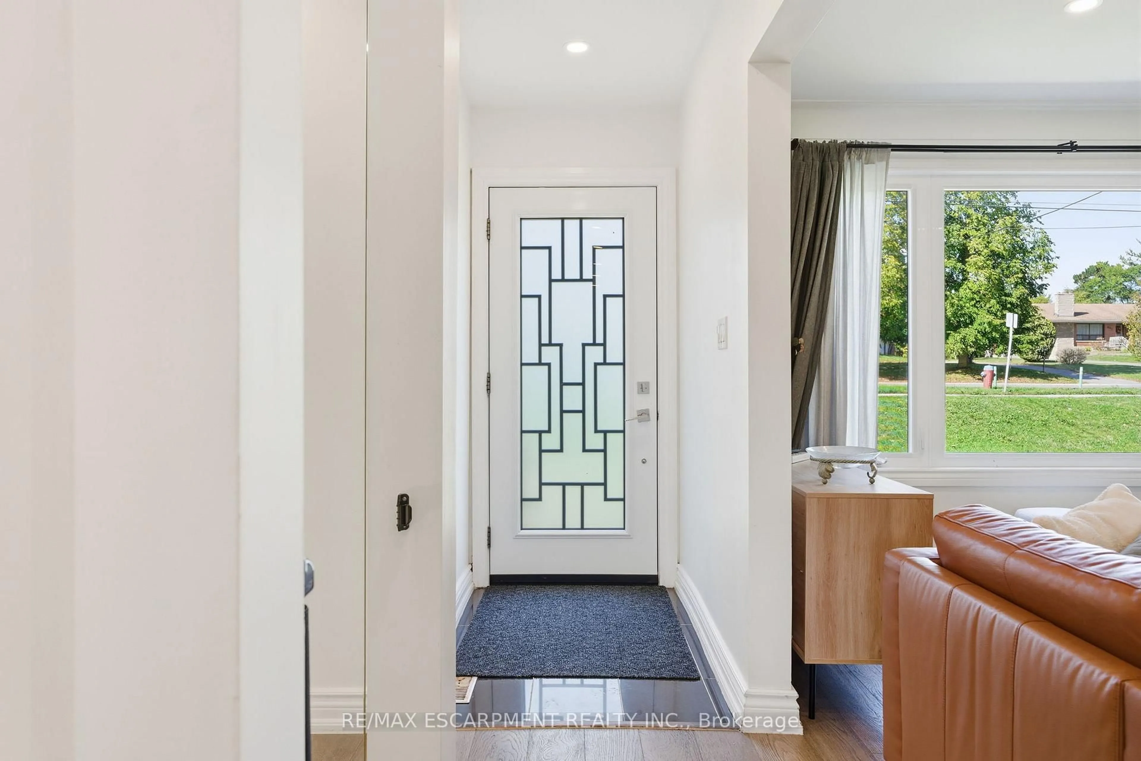Indoor entryway for 424 Plains Rd, Burlington Ontario L7T 1G9