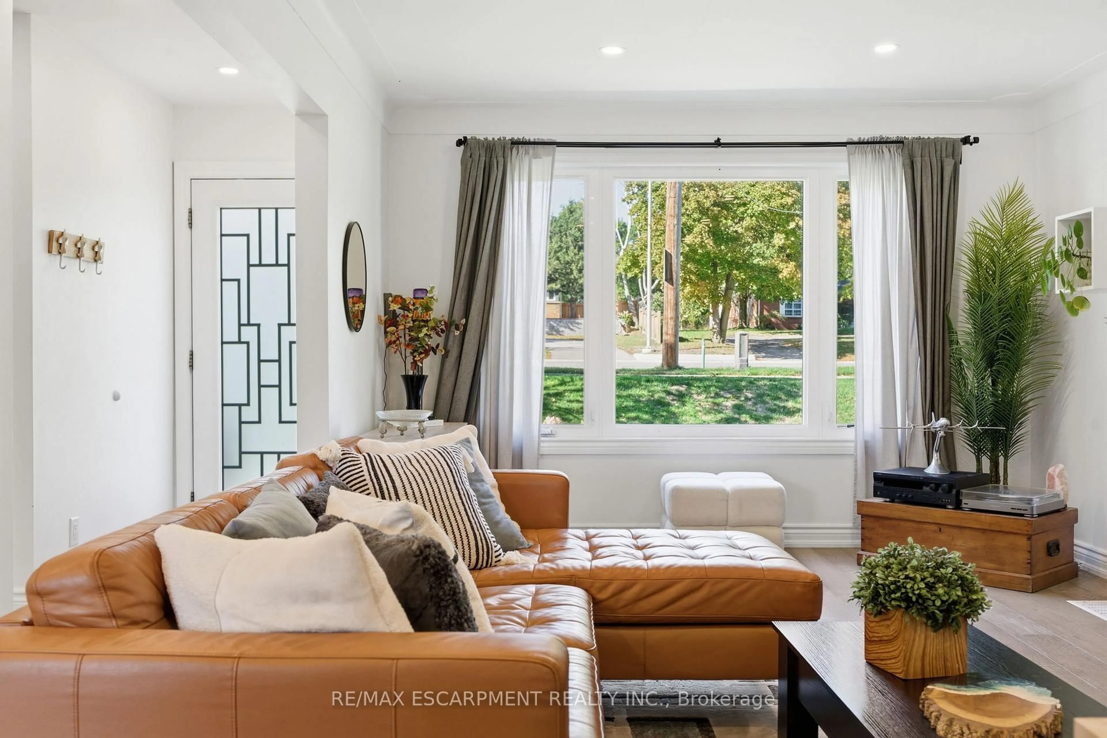 Living room with furniture, unknown for 424 Plains Rd, Burlington Ontario L7T 1G9