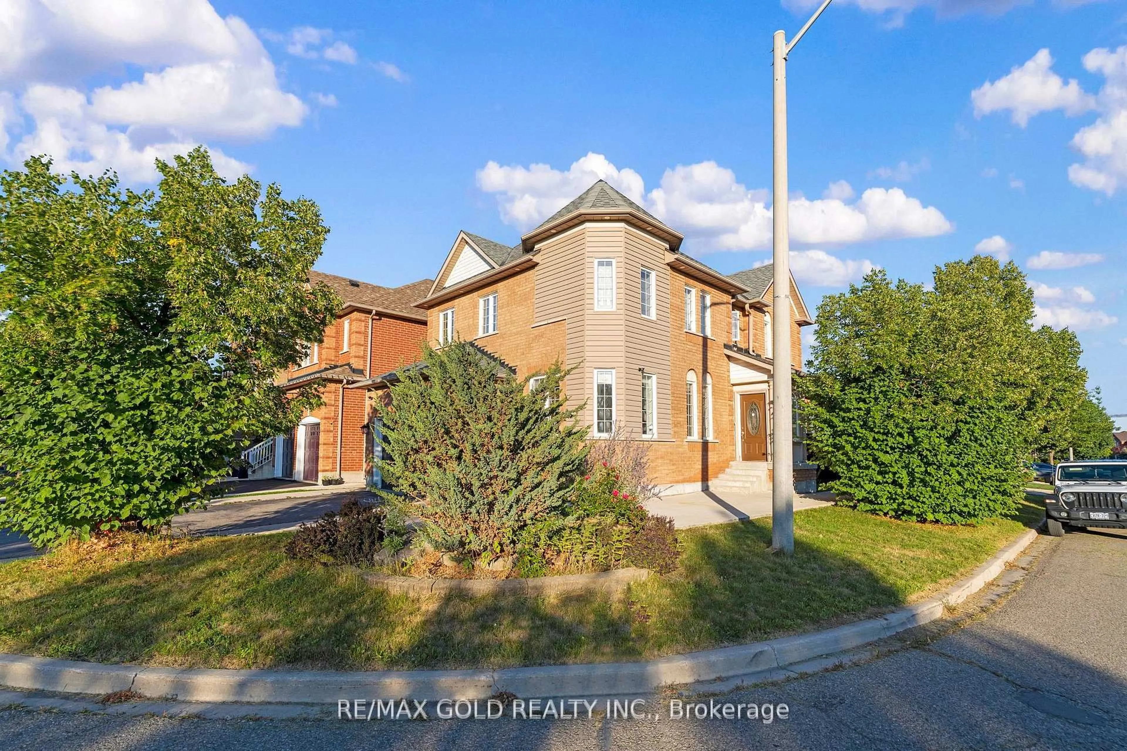A pic from outside/outdoor area/front of a property/back of a property/a pic from drone, building for 41 Fallstar Cres, Brampton Ontario L7A 2J6