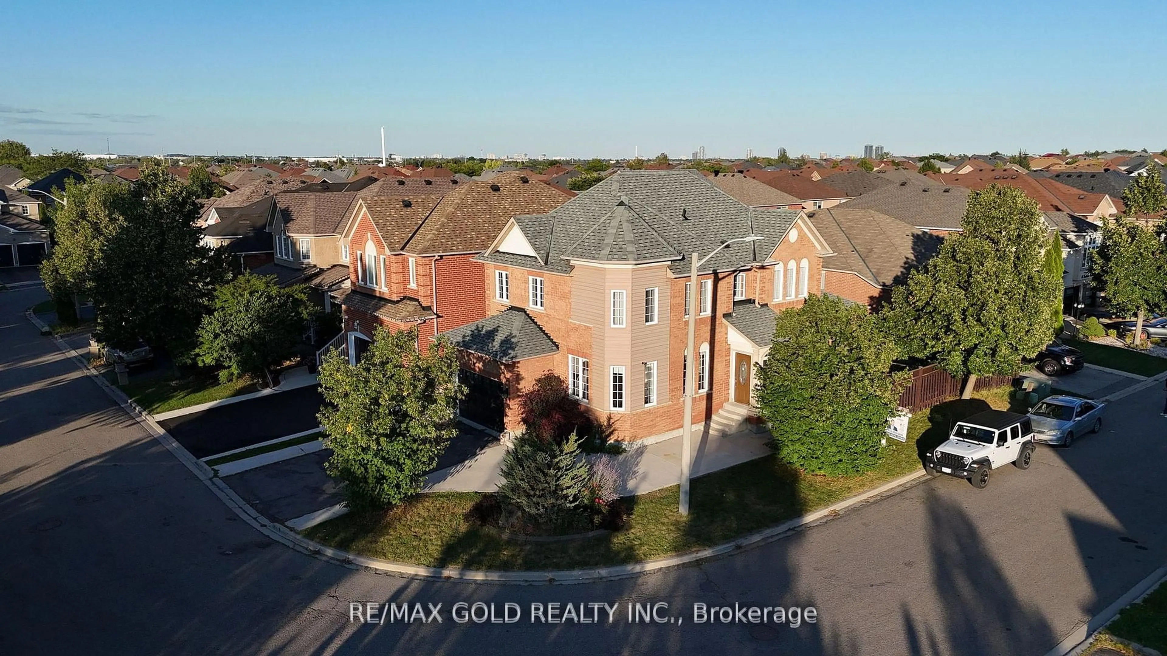 A pic from outside/outdoor area/front of a property/back of a property/a pic from drone, unknown for 41 Fallstar Cres, Brampton Ontario L7A 2J6