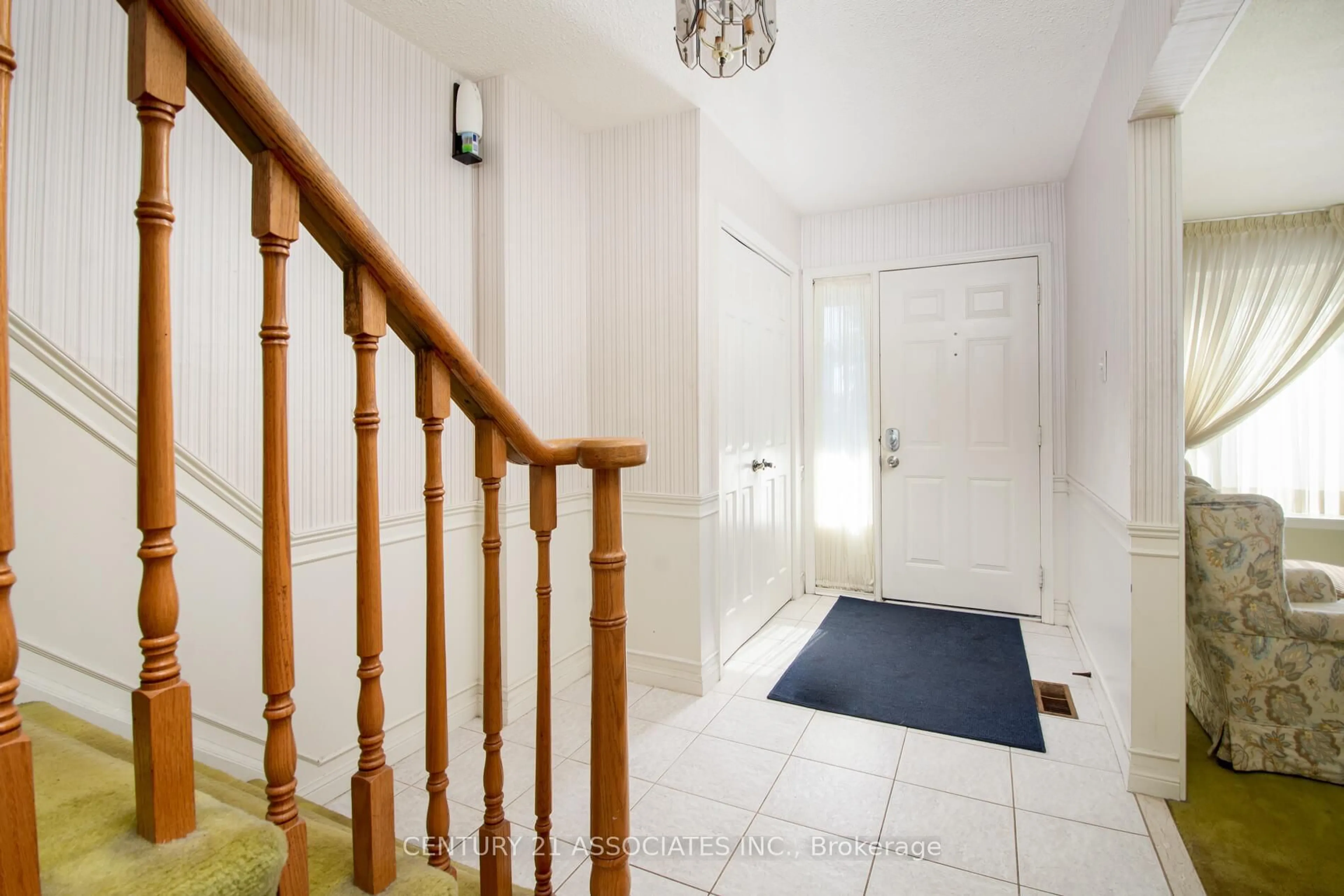 Indoor foyer for 120 Elgin Dr, Brampton Ontario L6Y 2E8