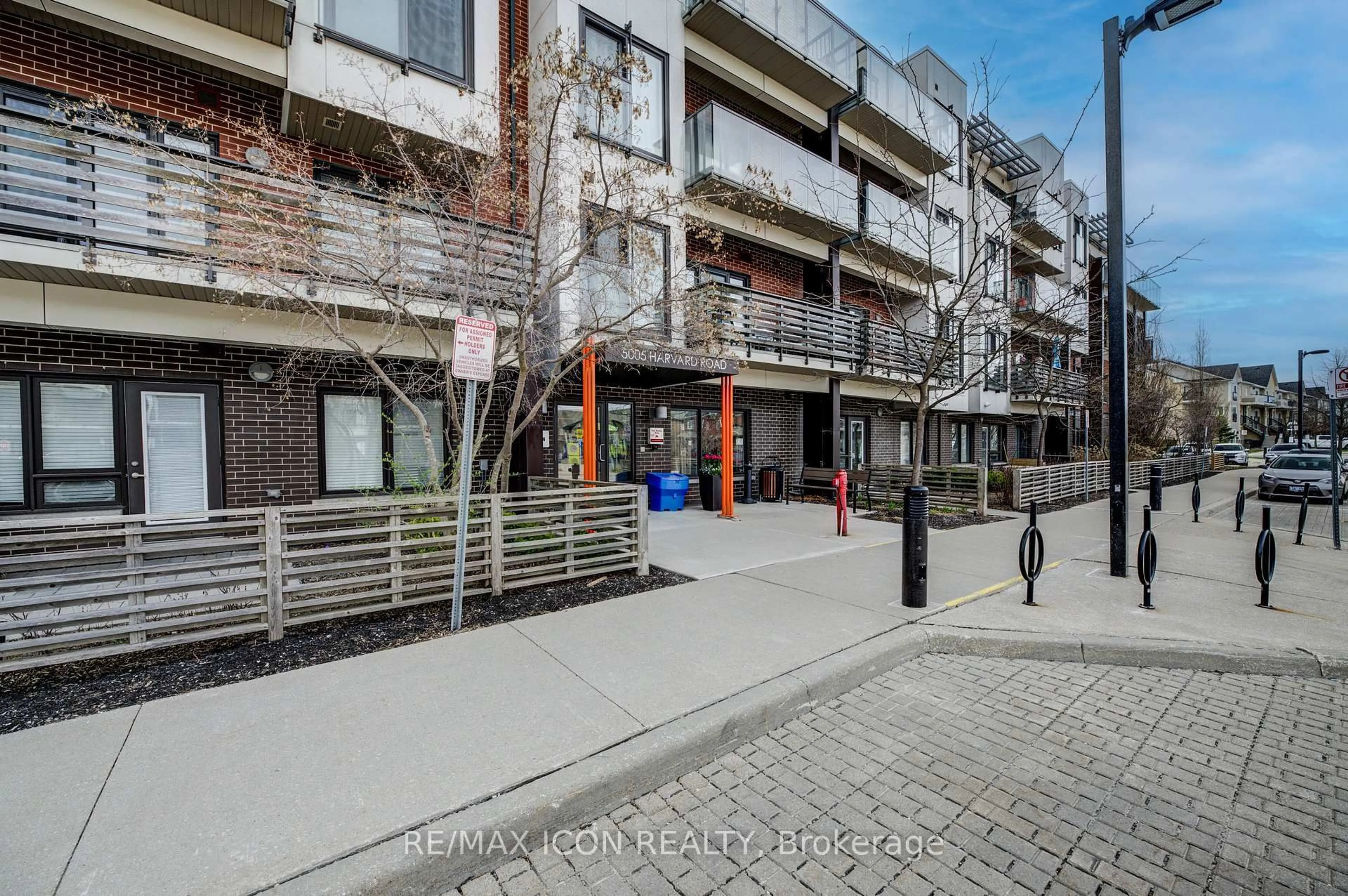 Patio, street for 5005 Harvard Rd #201, Mississauga Ontario L5M 0W5