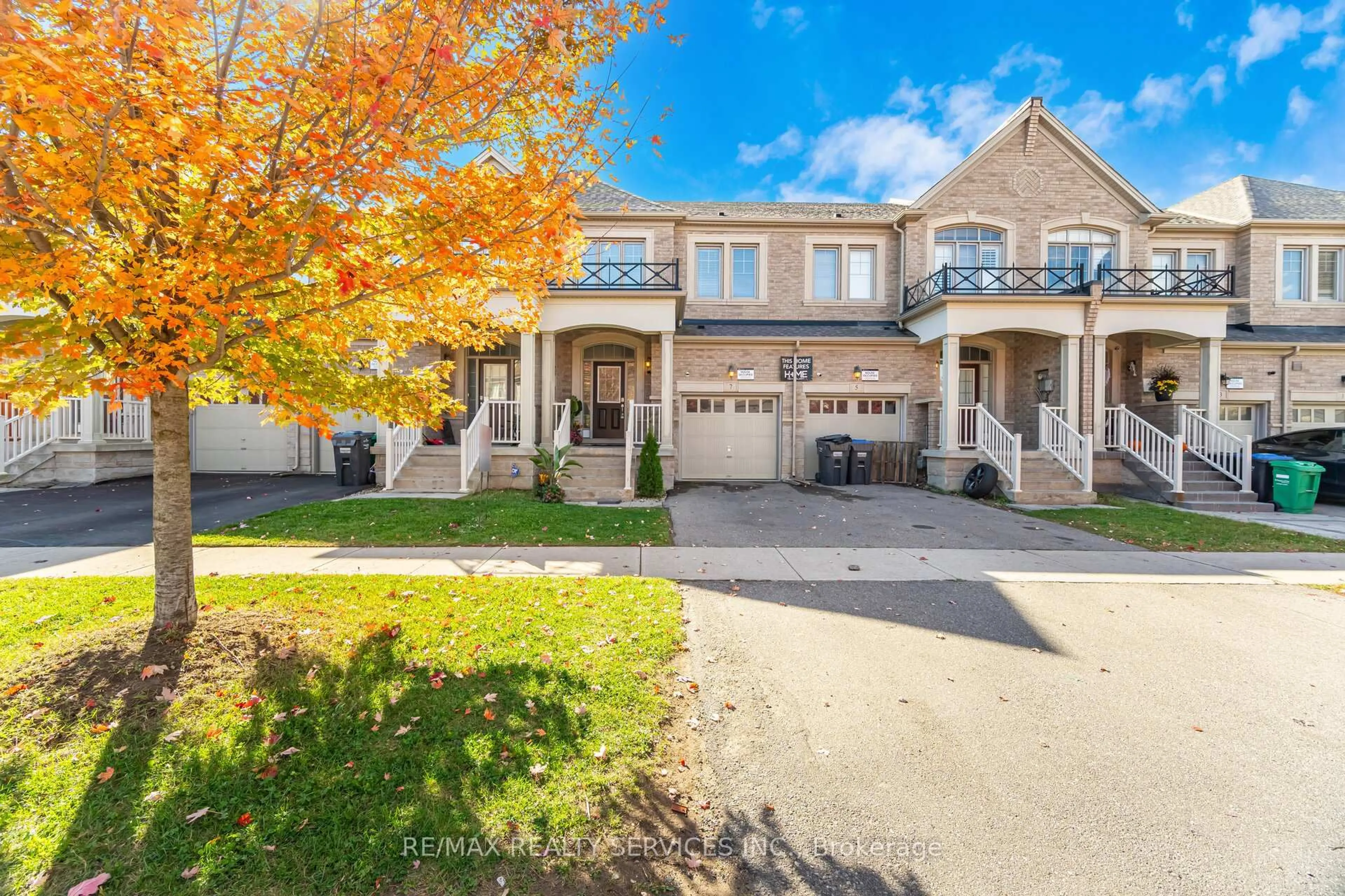A pic from outside/outdoor area/front of a property/back of a property/a pic from drone, street for 7 Lady Evelyn Cres, Brampton Ontario L6Y 6C7