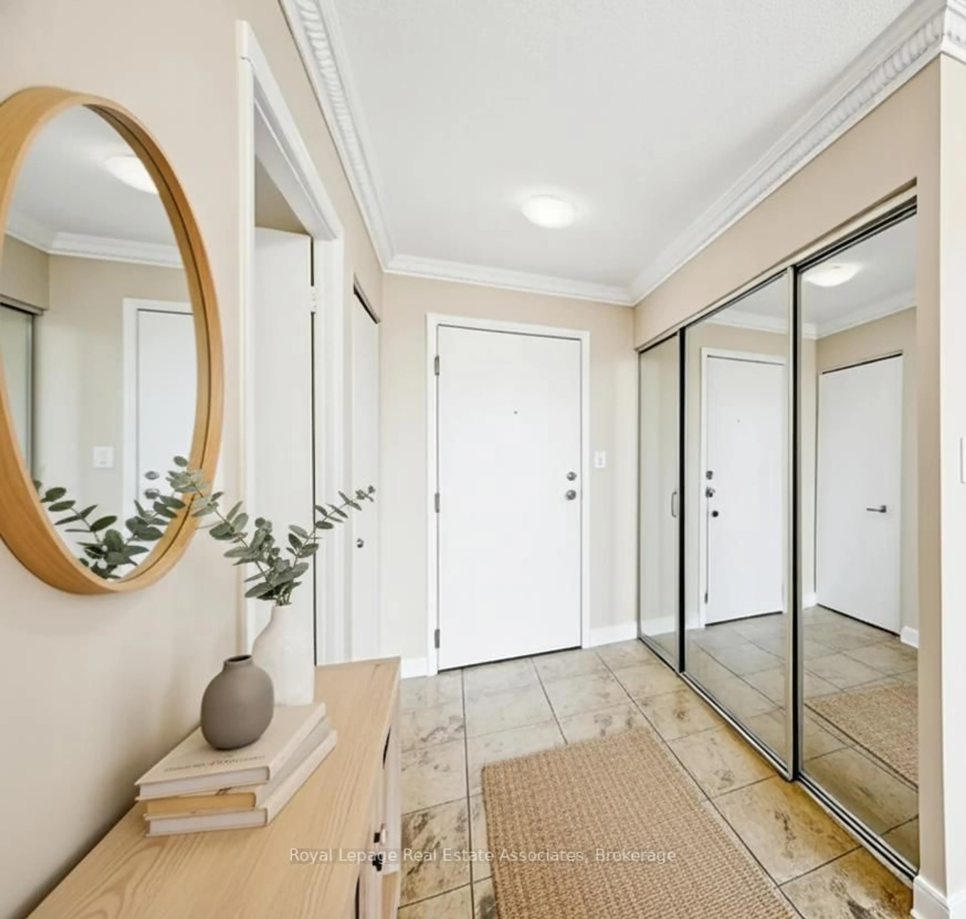 Indoor entryway for 135 Hillcrest Ave #1507, Mississauga Ontario L5B 4B1