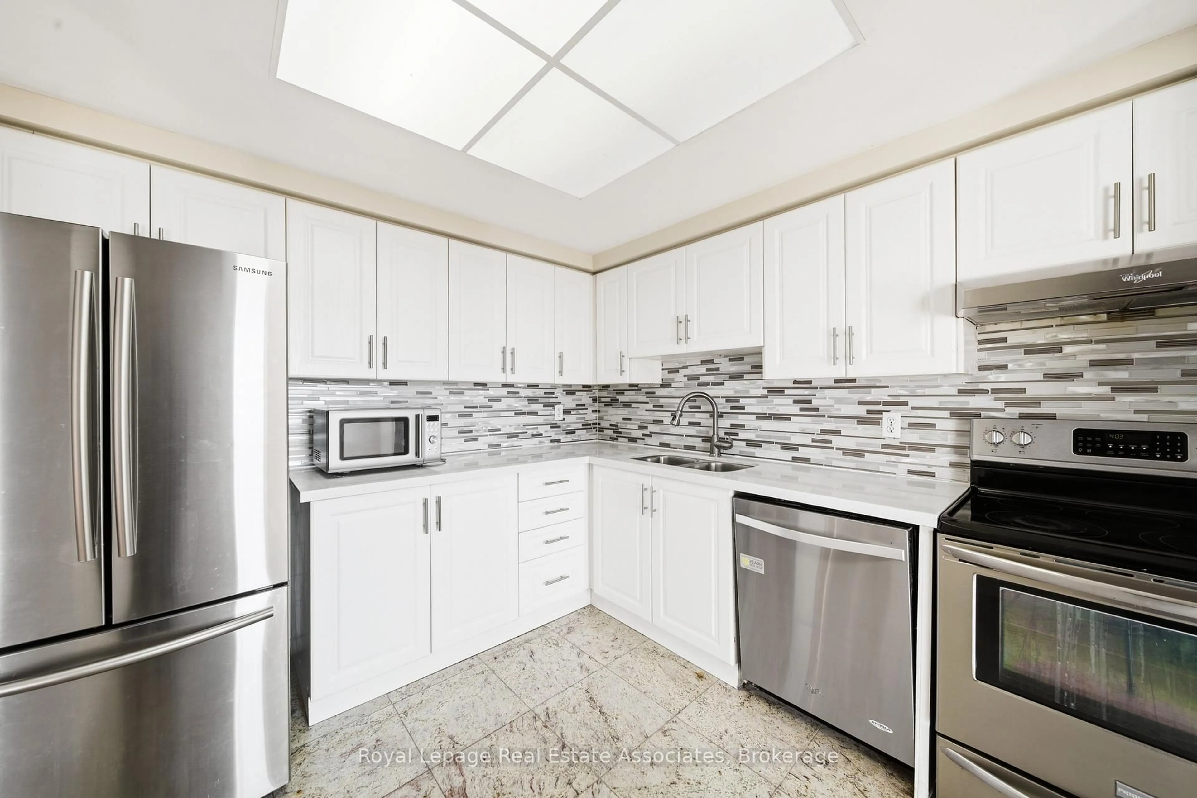 Standard kitchen, ceramic/tile floor for 135 Hillcrest Ave #1507, Mississauga Ontario L5B 4B1