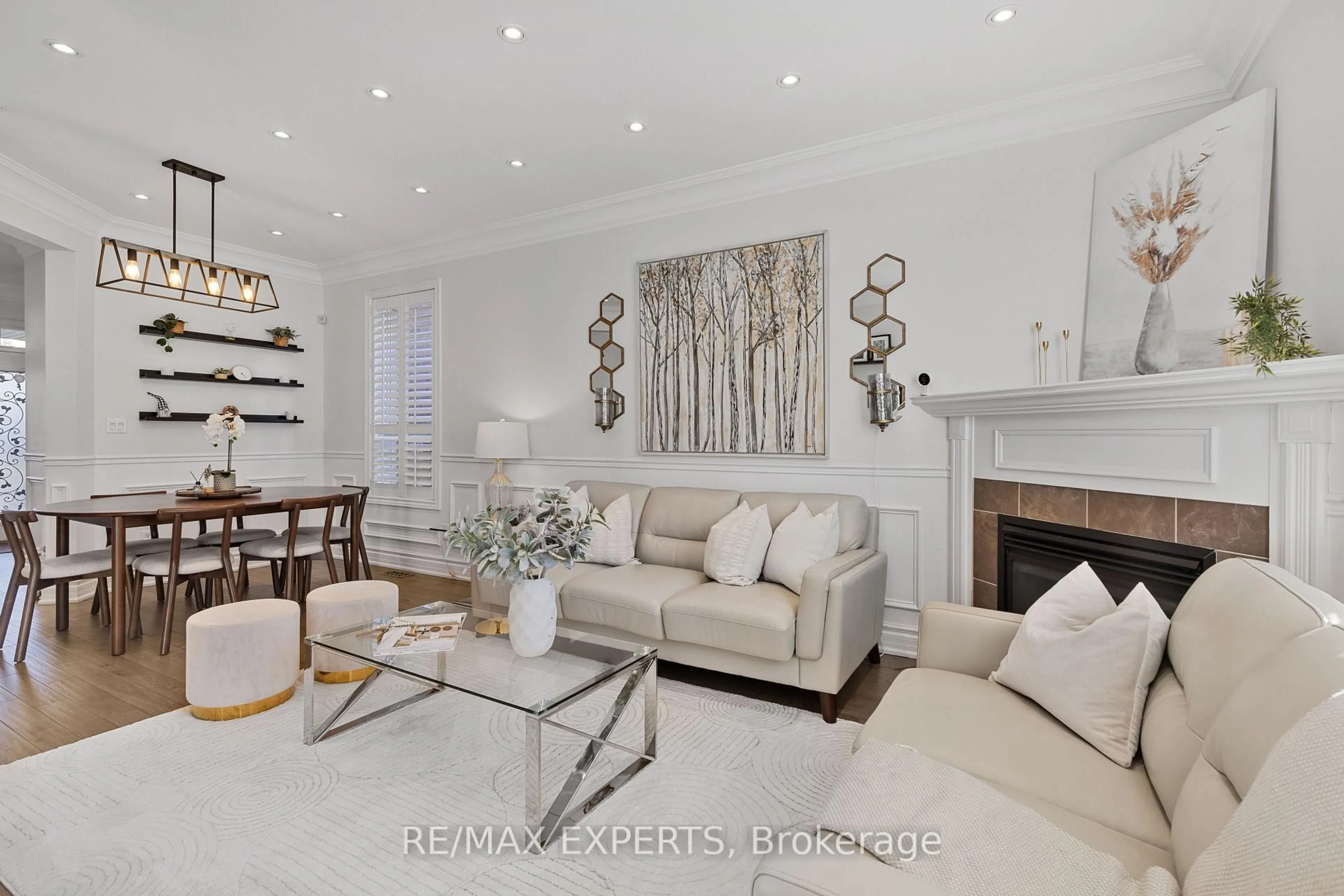 Living room with furniture, unknown for 4643 Harbottle Rd, Burlington Ontario L7M 0E2