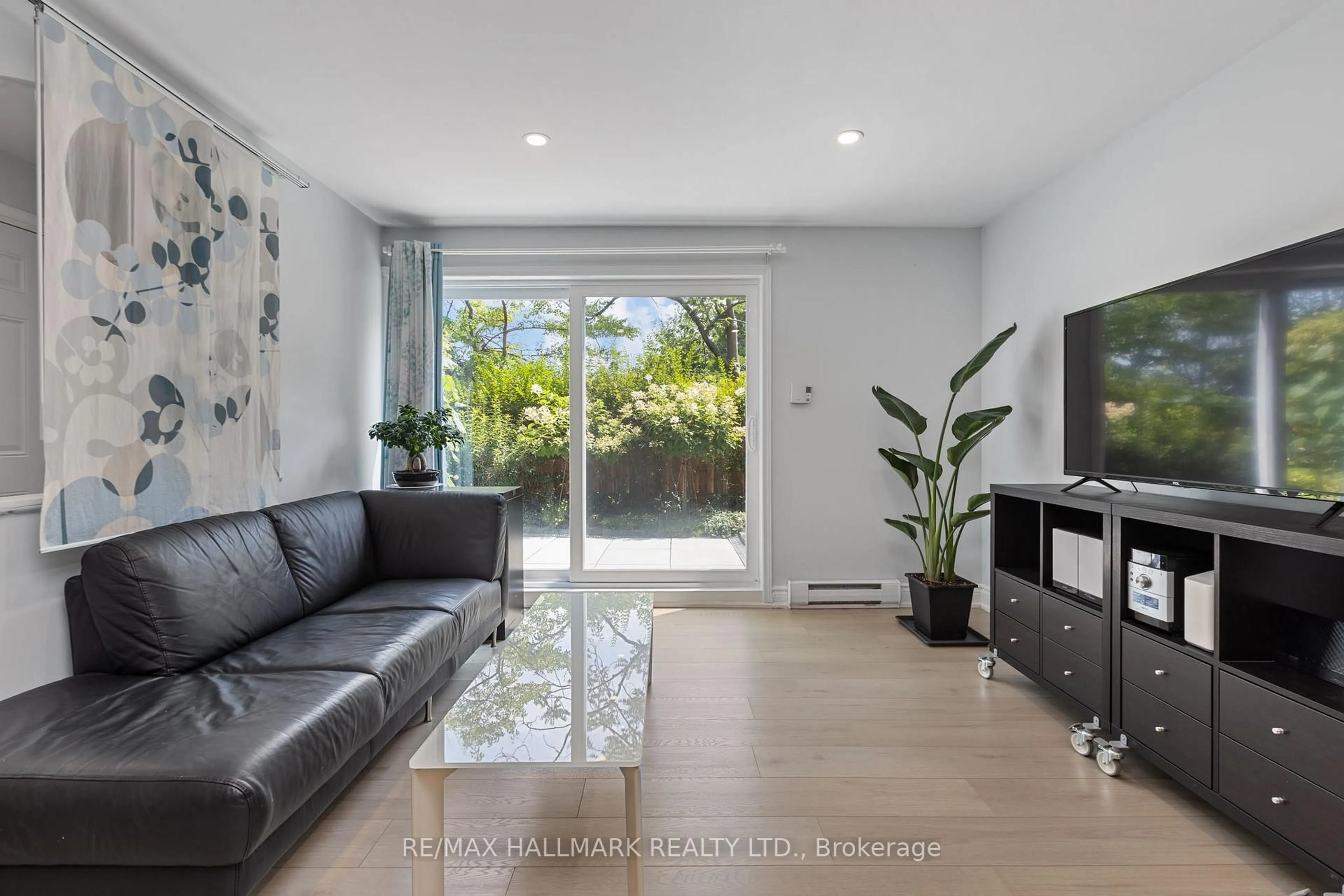 Living room with furniture, unknown for 3040 Constitution Blvd #130, Mississauga Ontario L4Y 3X7